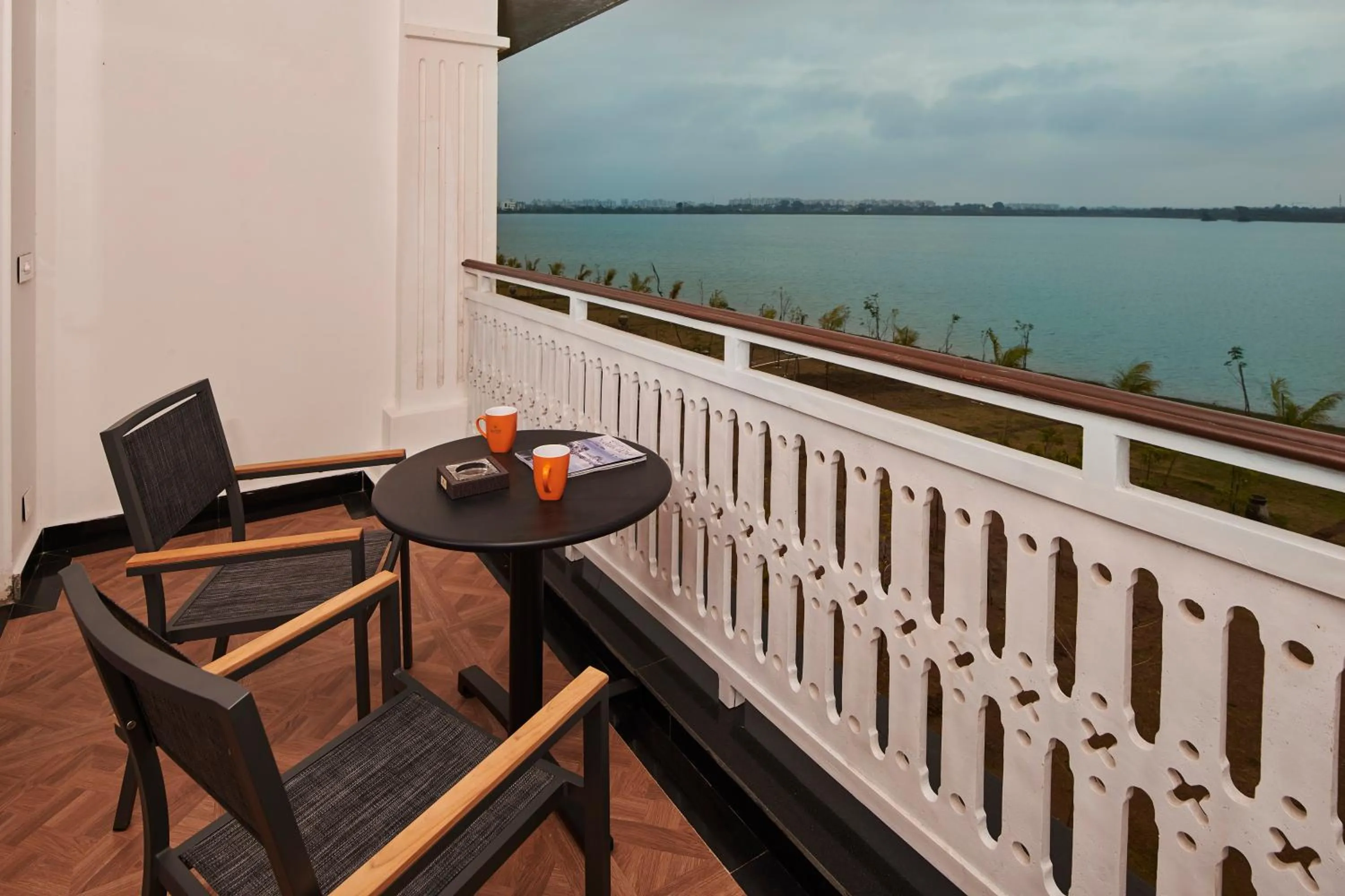 Property building in MAYFAIR Lake Resort