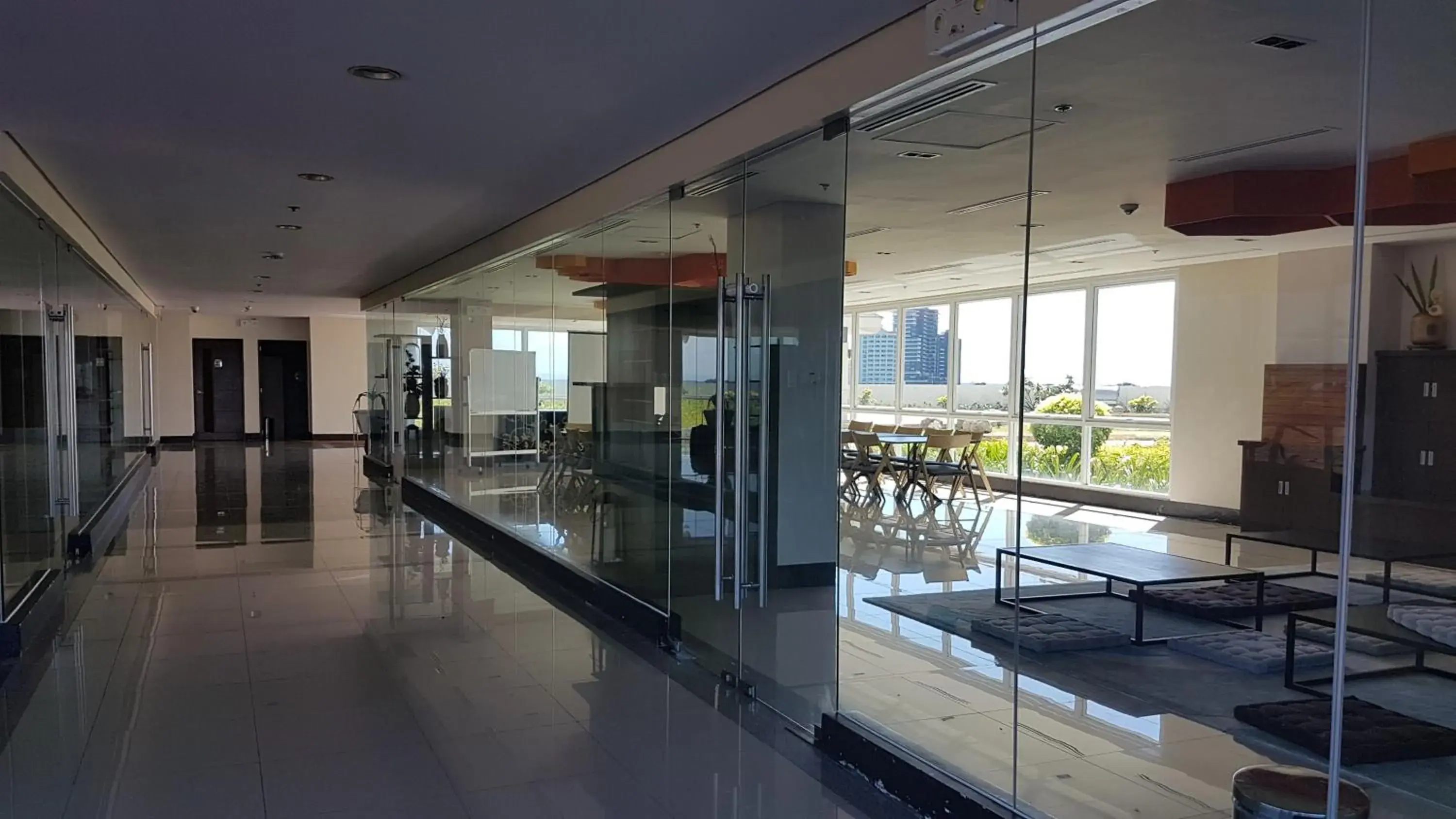 Property building in Mactan Newtown Condo with Garden and Ocean View 8NEWTOWN BLVD Property building in Mactan Newtown Condo with Garden and Ocean View 8NEWTOWN BLVD