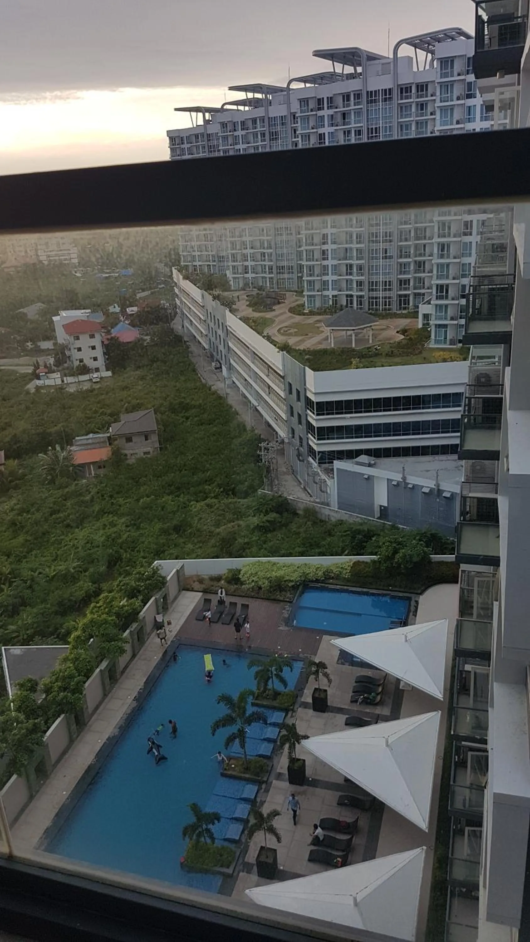 Swimming pool in Mactan Newtown Condo with Garden and Ocean View 8NEWTOWN BLVD
