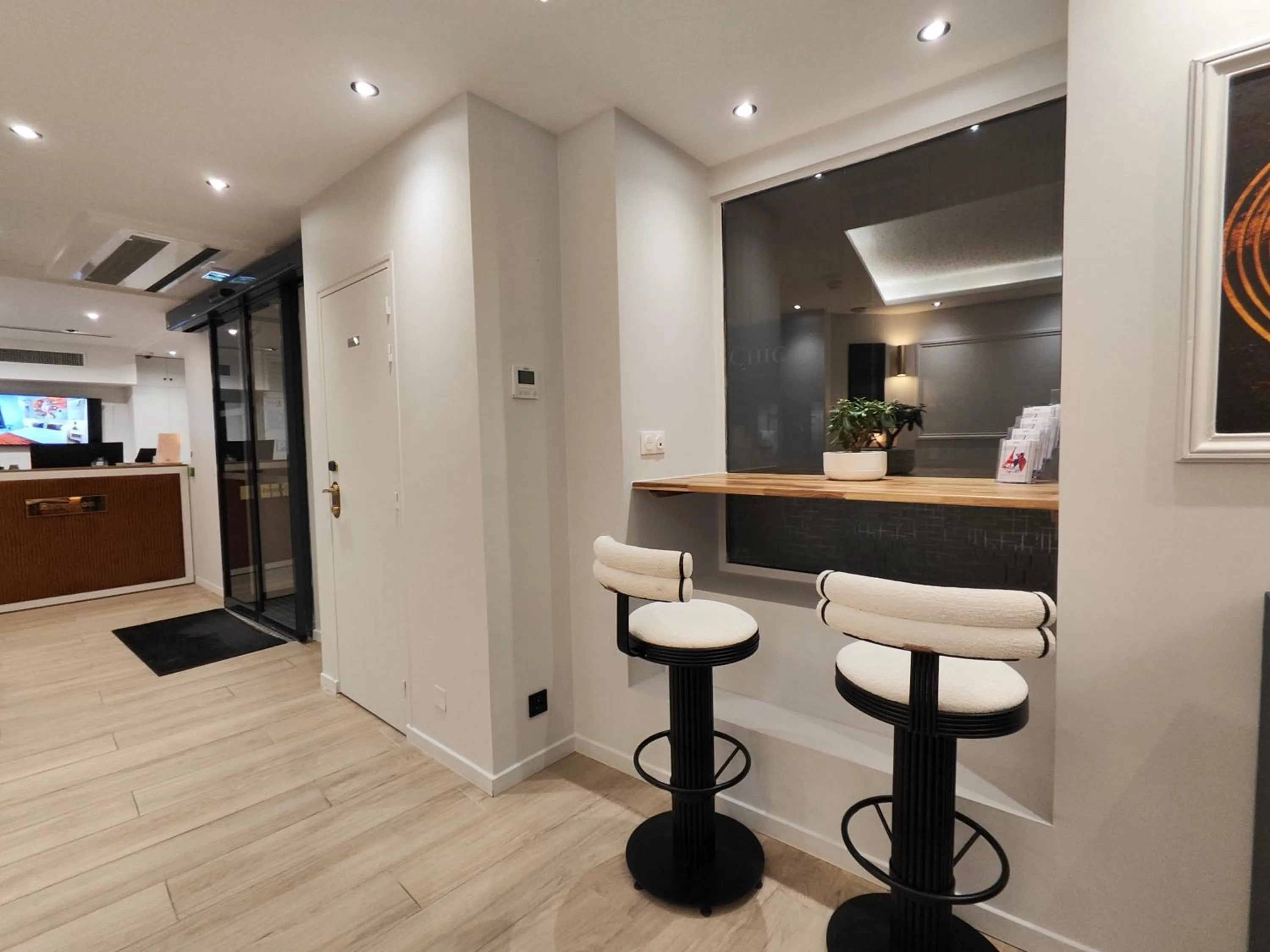 Lobby or reception in 55 Hôtel Montparnasse