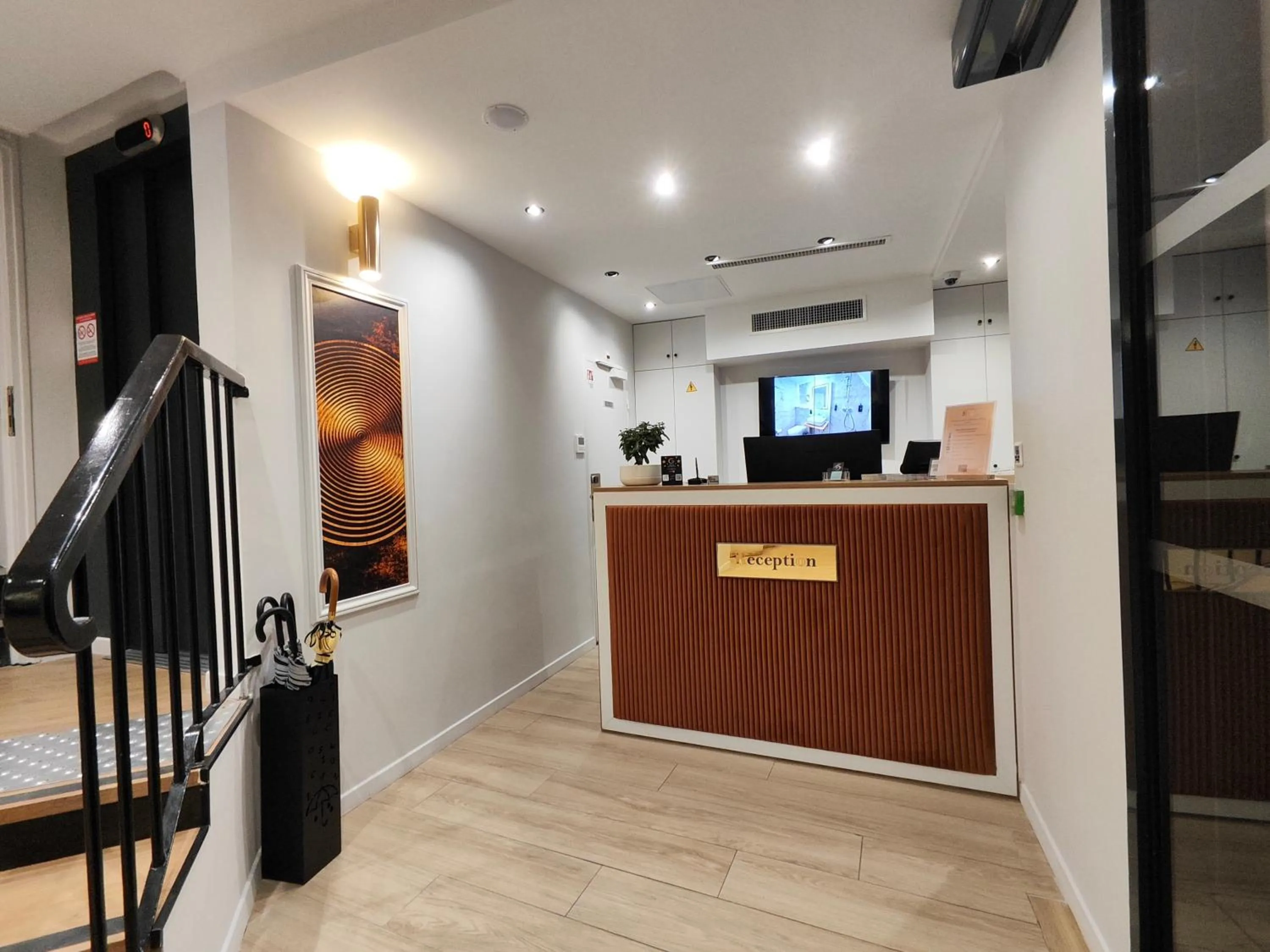 Lobby or reception in 55 Hôtel Montparnasse