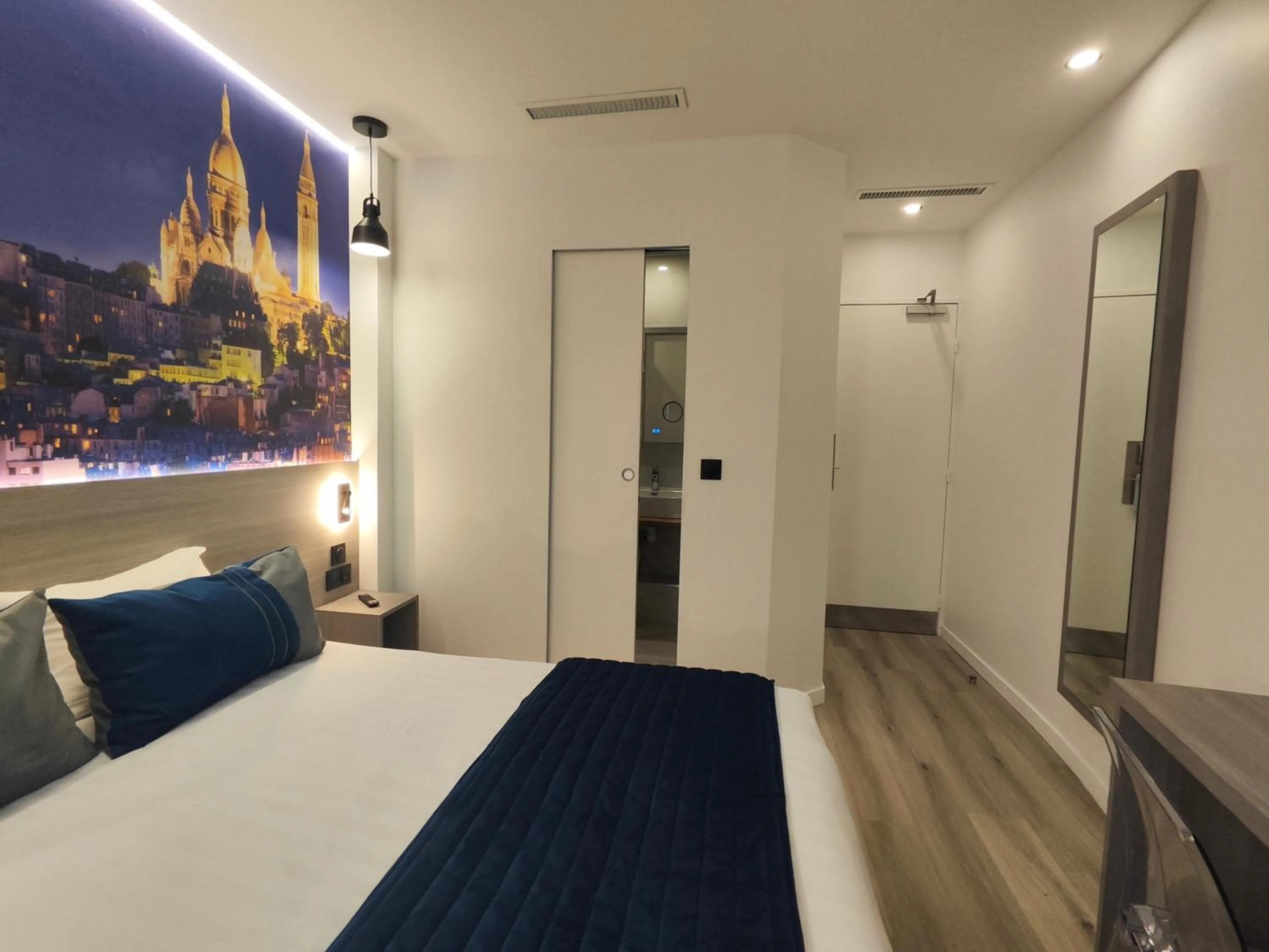 Bed in 55 Hôtel Montparnasse