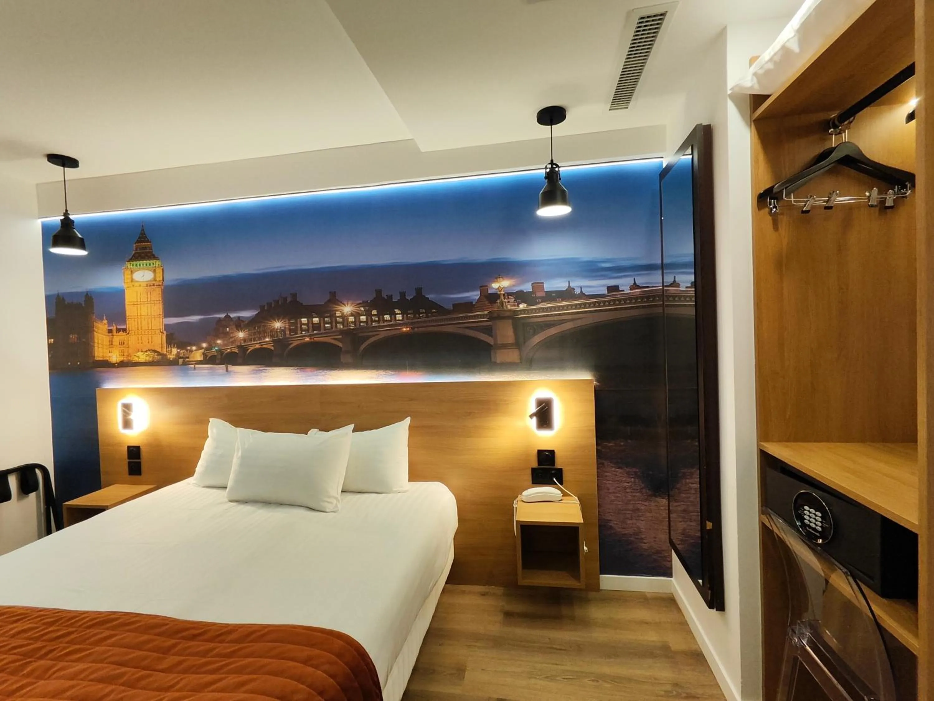 Photo of the whole room, Bed in 55 Hôtel Montparnasse