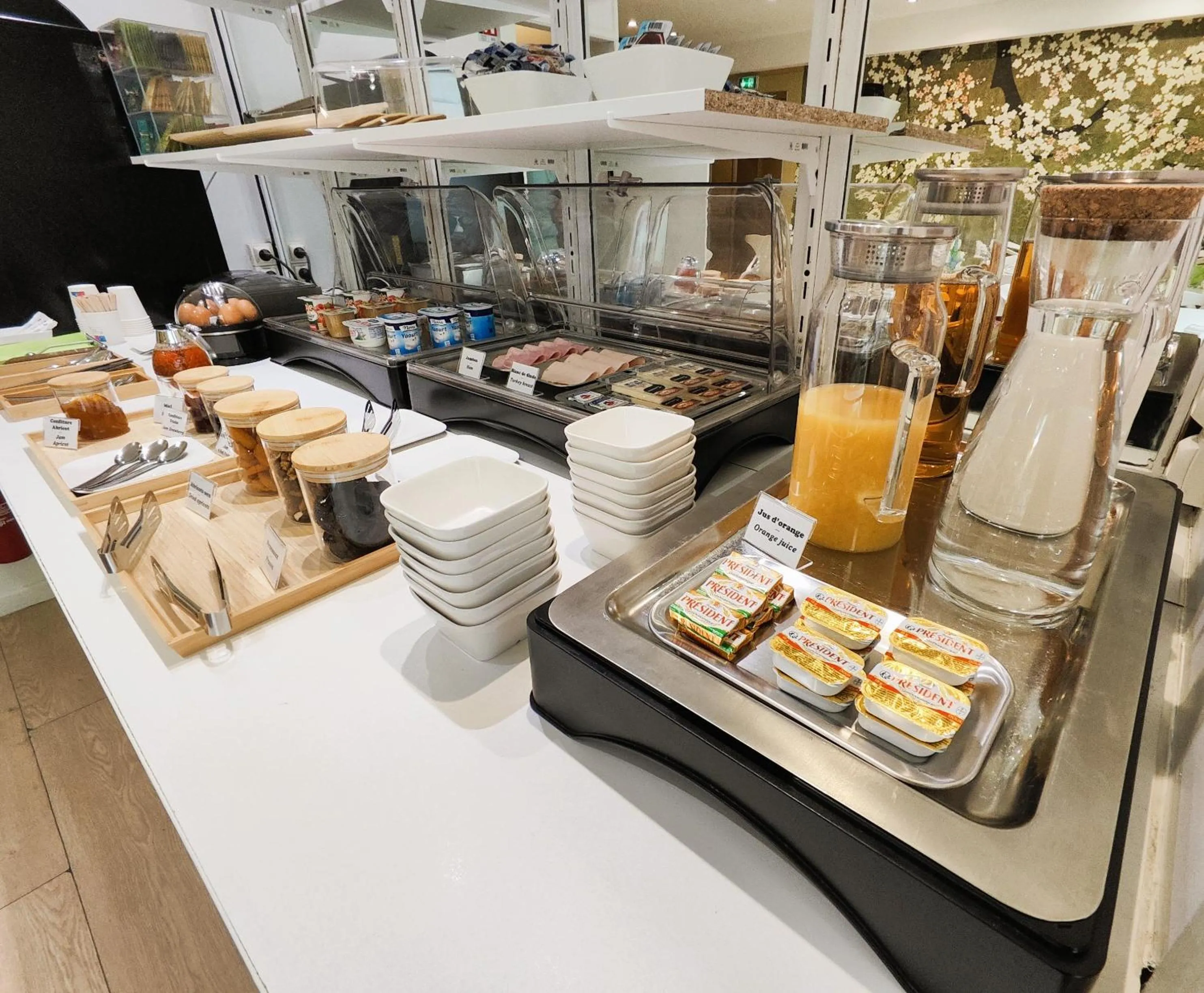 Food and drinks in 55 Hôtel Montparnasse