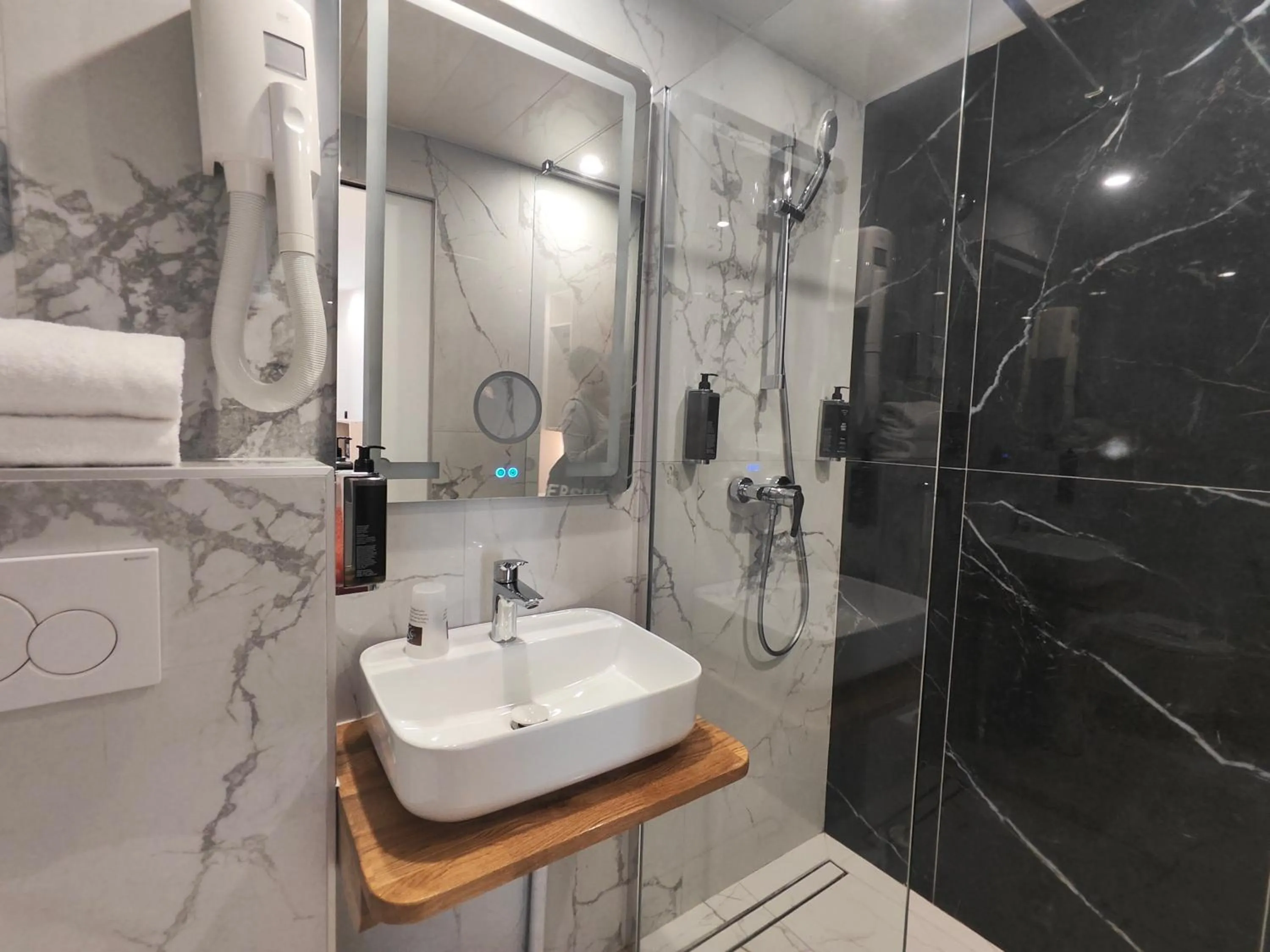 Shower in 55 Hôtel Montparnasse