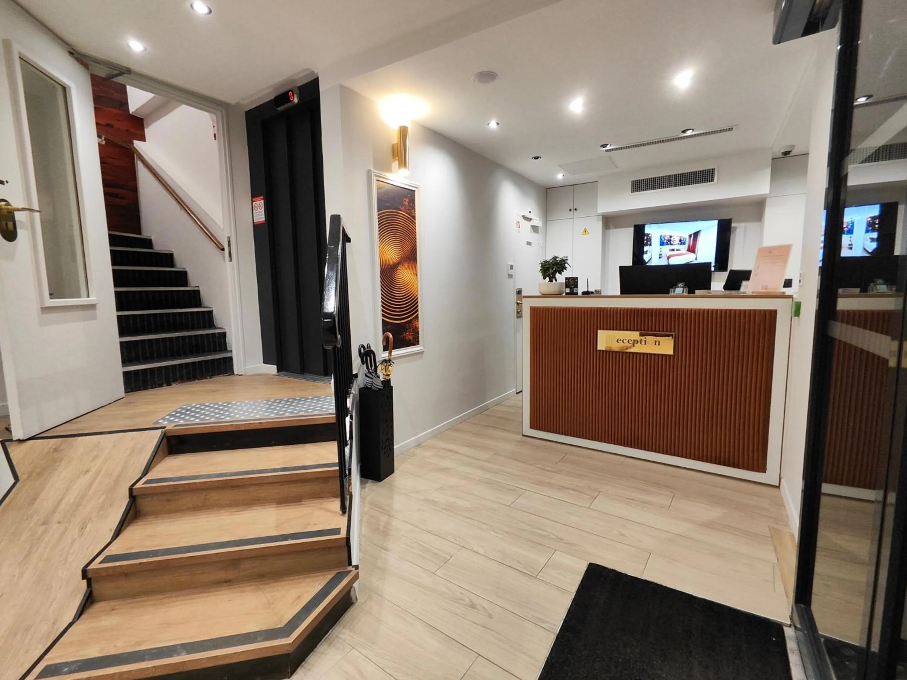 Lobby or reception in 55 Hôtel Montparnasse