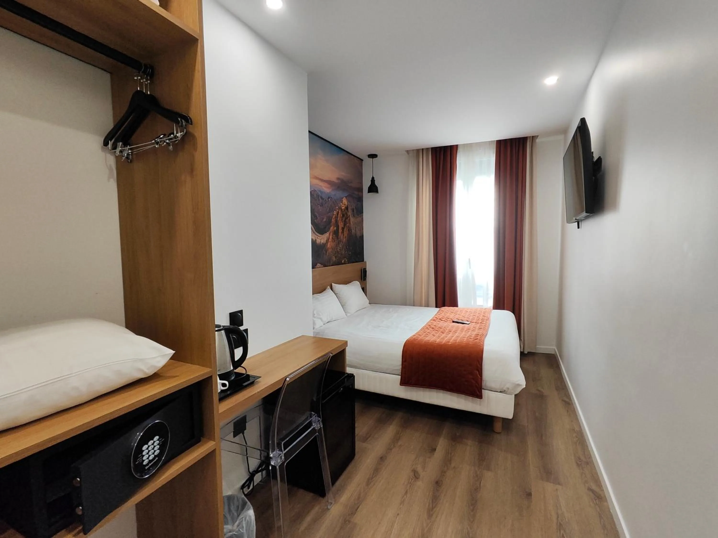 Photo of the whole room, Bed in 55 Hôtel Montparnasse