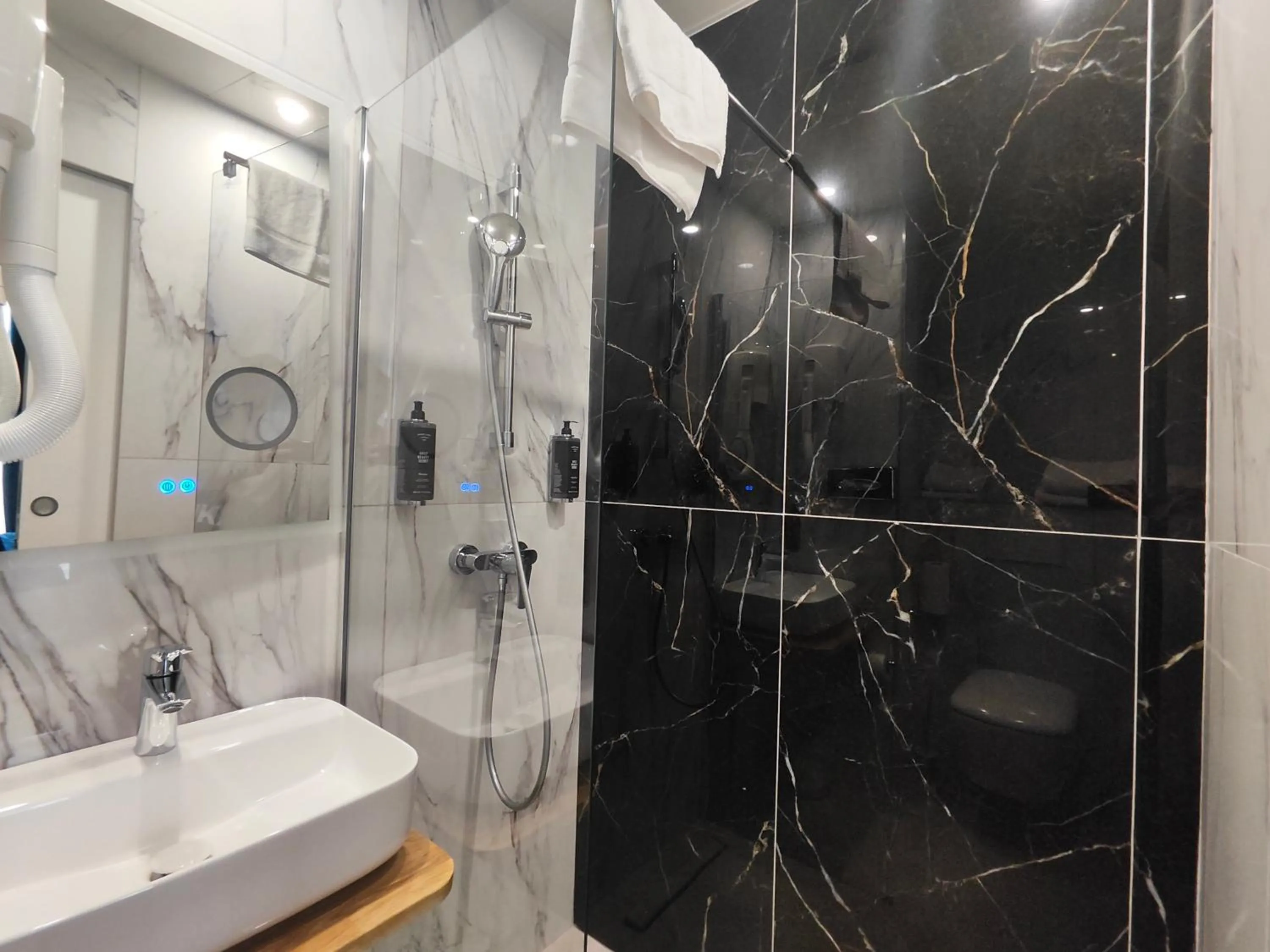 Shower in 55 Hôtel Montparnasse