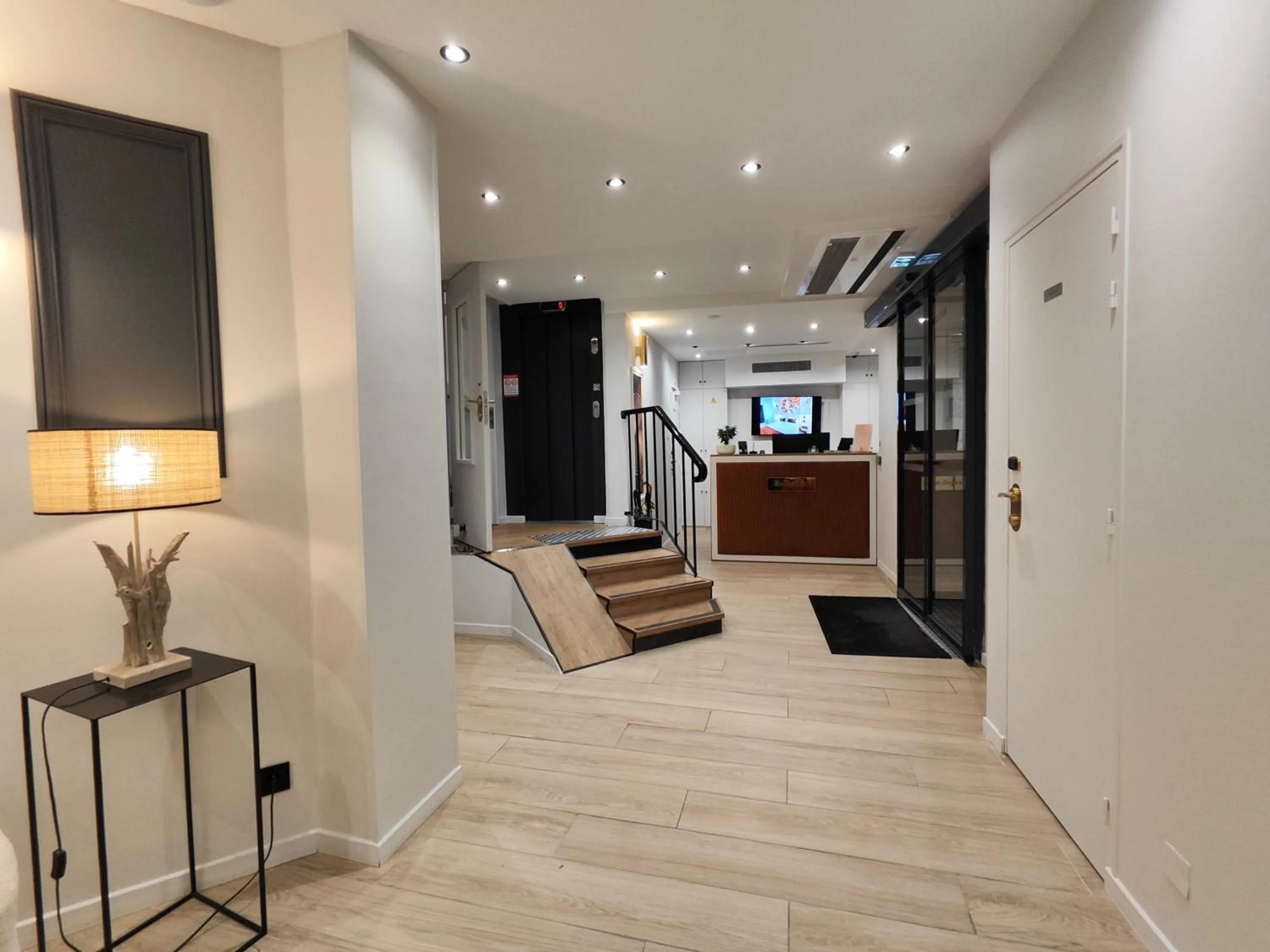 Lobby or reception in 55 Hôtel Montparnasse