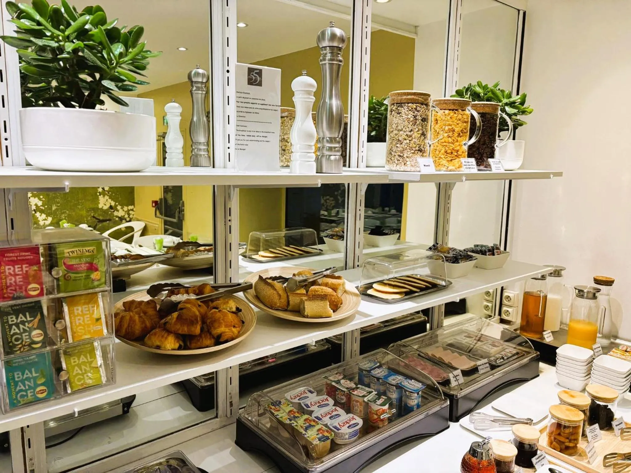 Food and drinks in 55 Hôtel Montparnasse