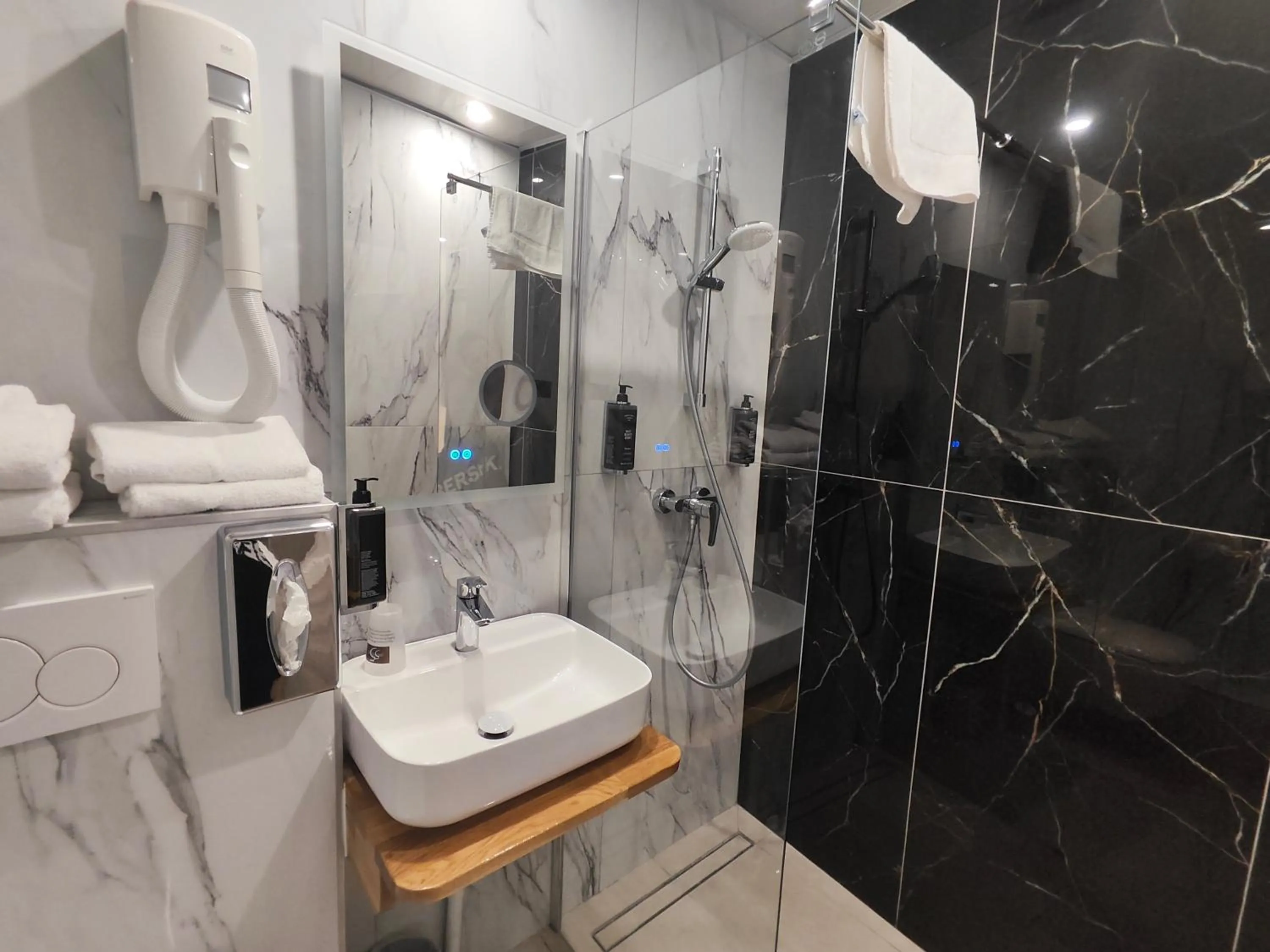 Shower in 55 Hôtel Montparnasse