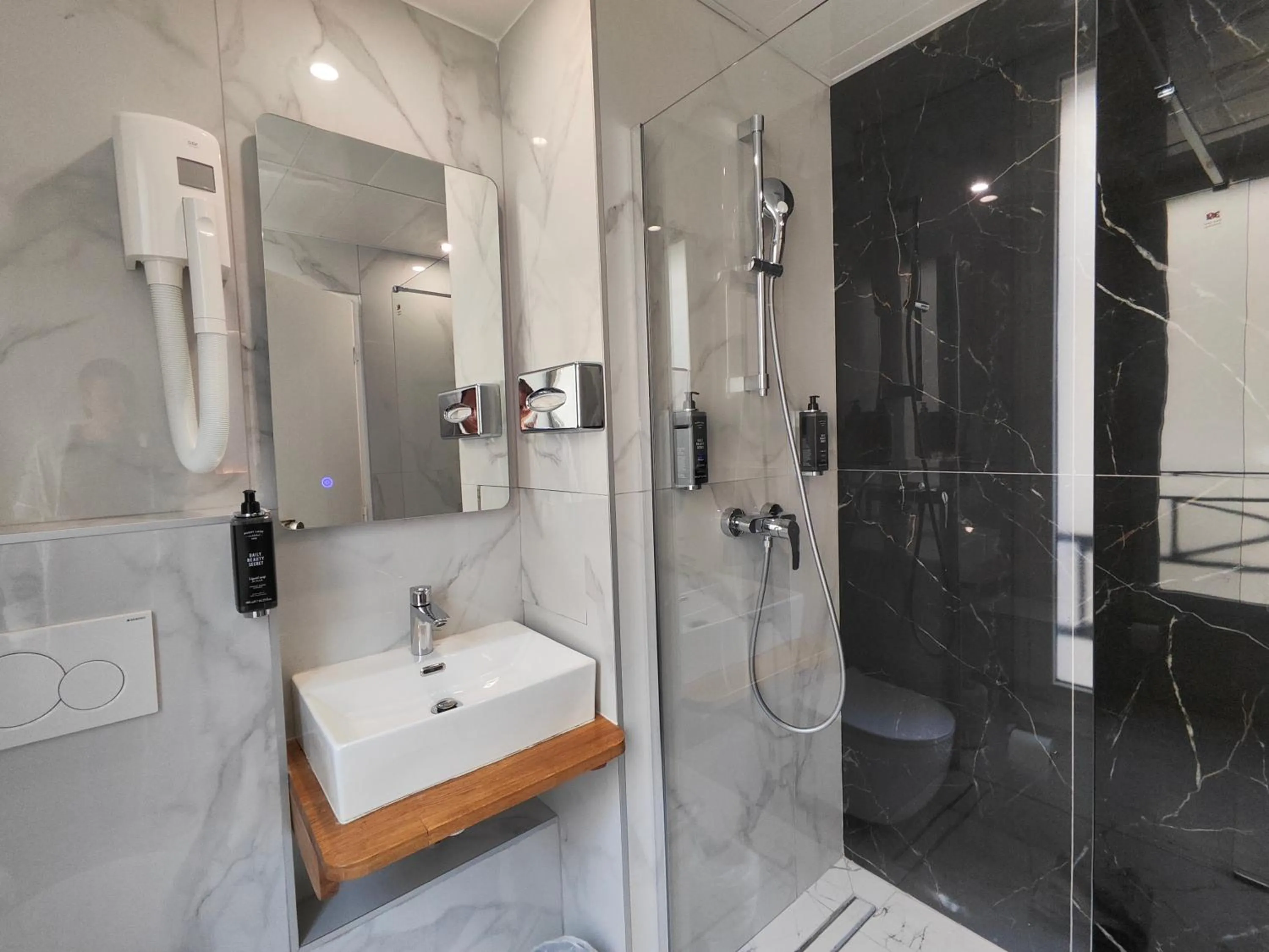 Photo of the whole room in 55 Hôtel Montparnasse