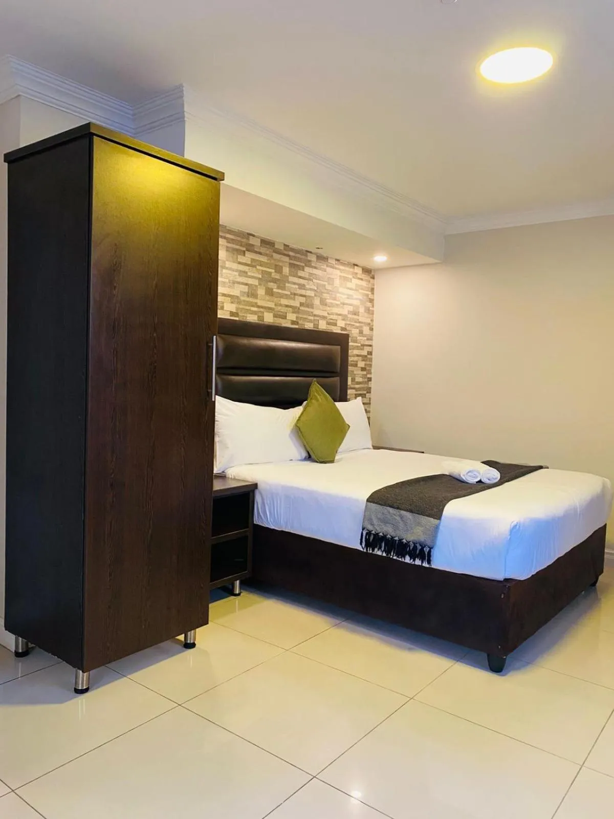 Bedroom, Bed in Bayside Hotel 97 Russell Street