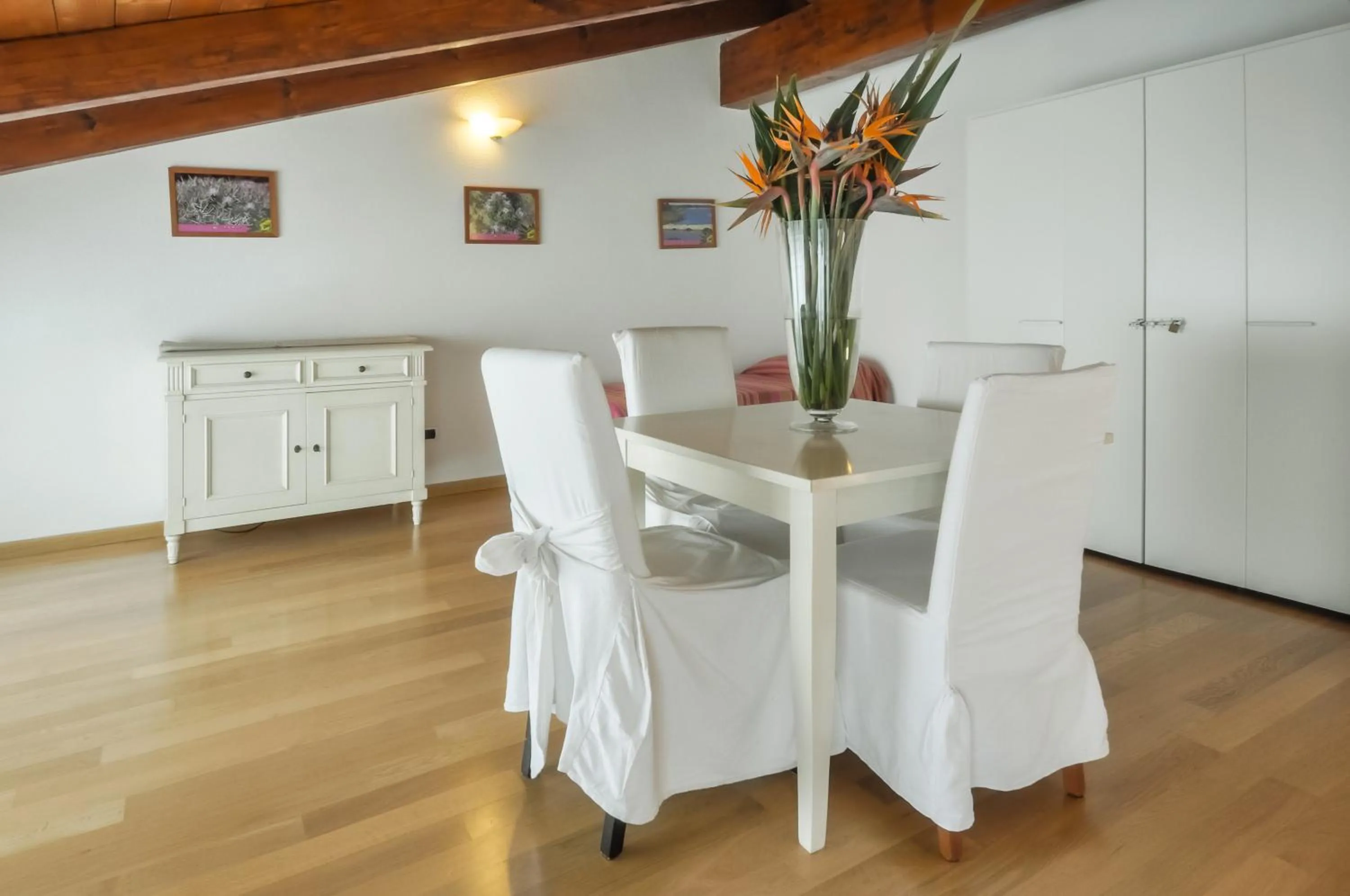 Dining area in Quarté Sayàl