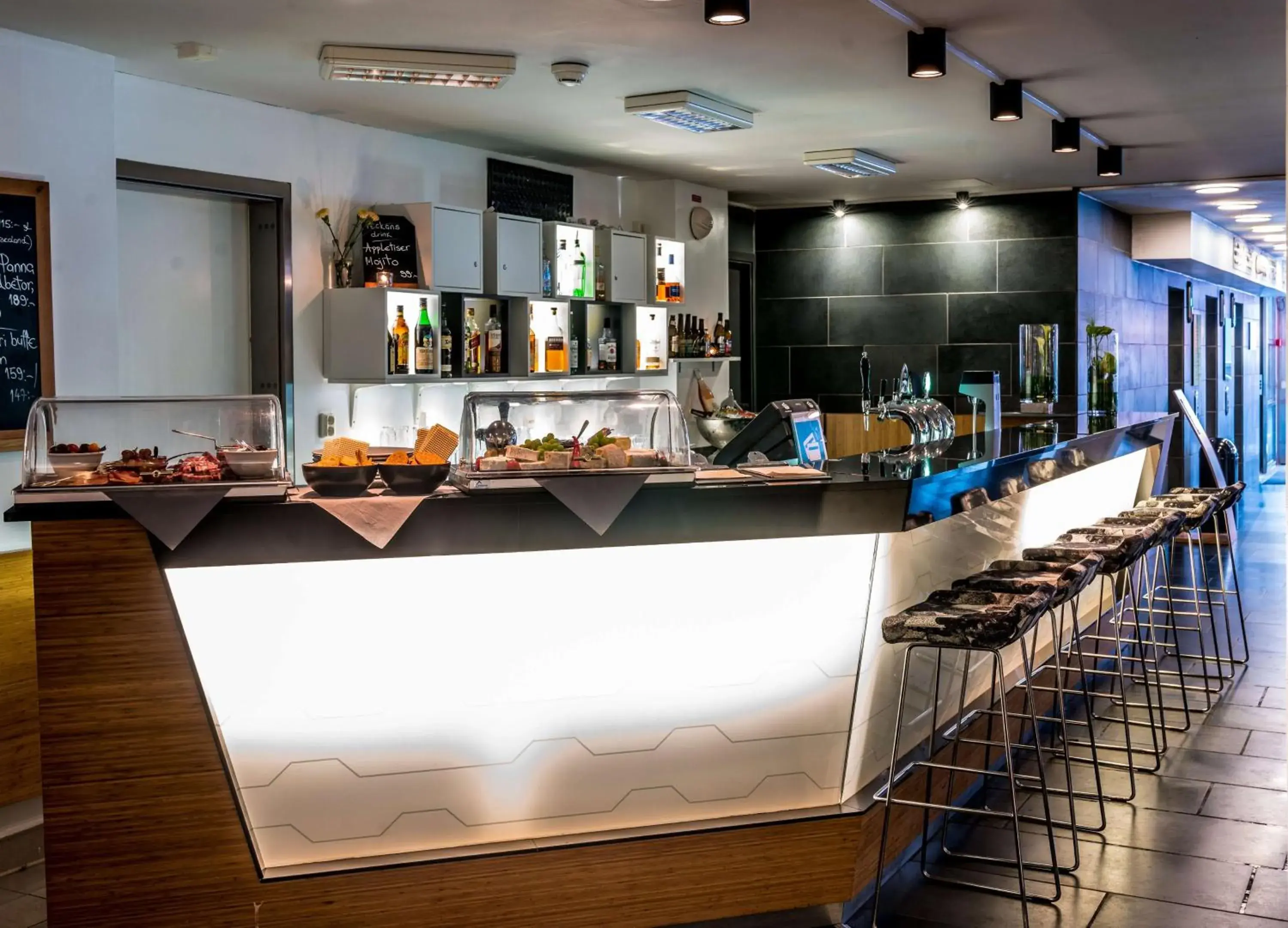 Lounge or bar in Scandic S:t Jörgen Lounge or bar in Scandic S:t Jörgen