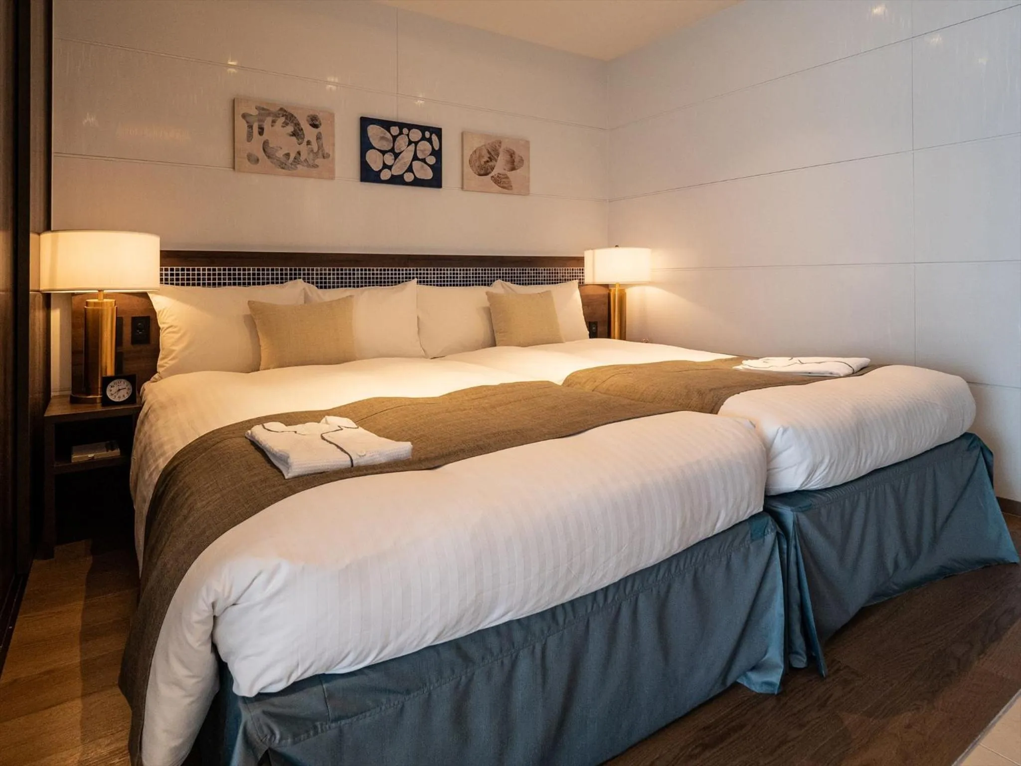 Bedroom, Bed in One Suite THE TERRACE