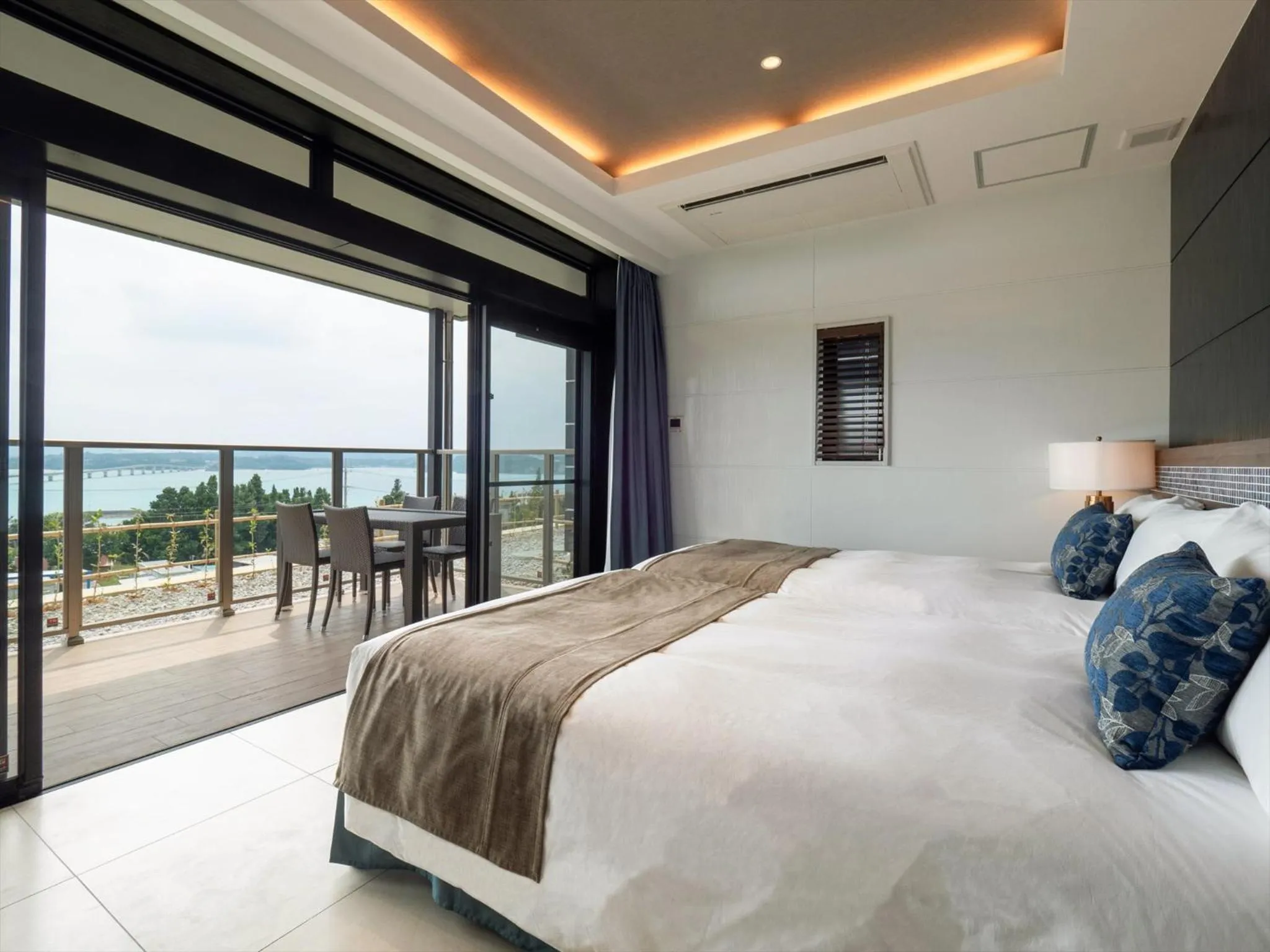 Bedroom, Bed in One Suite THE TERRACE