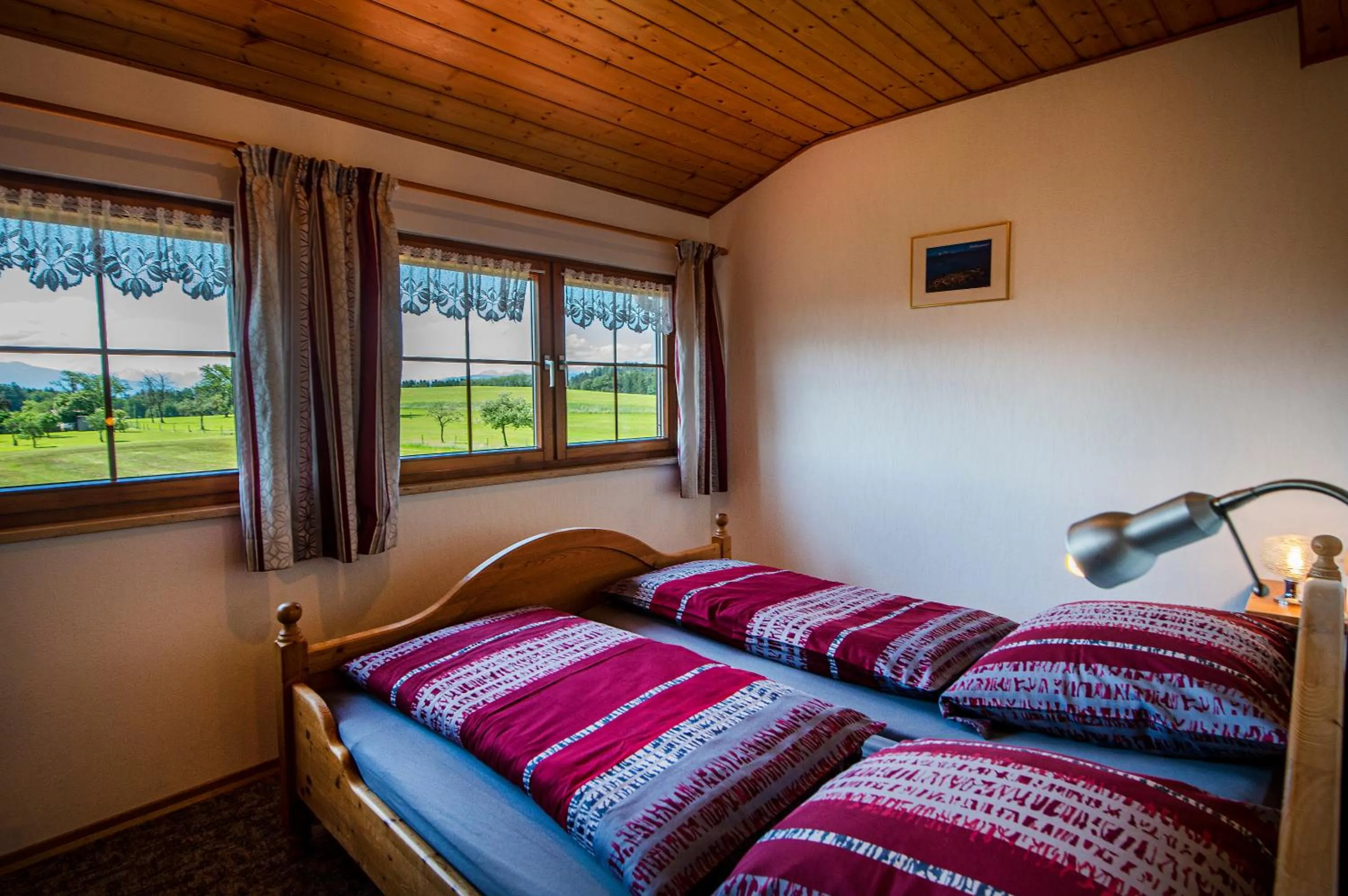 Bed in Ferienwohnungen mit Alpensicht