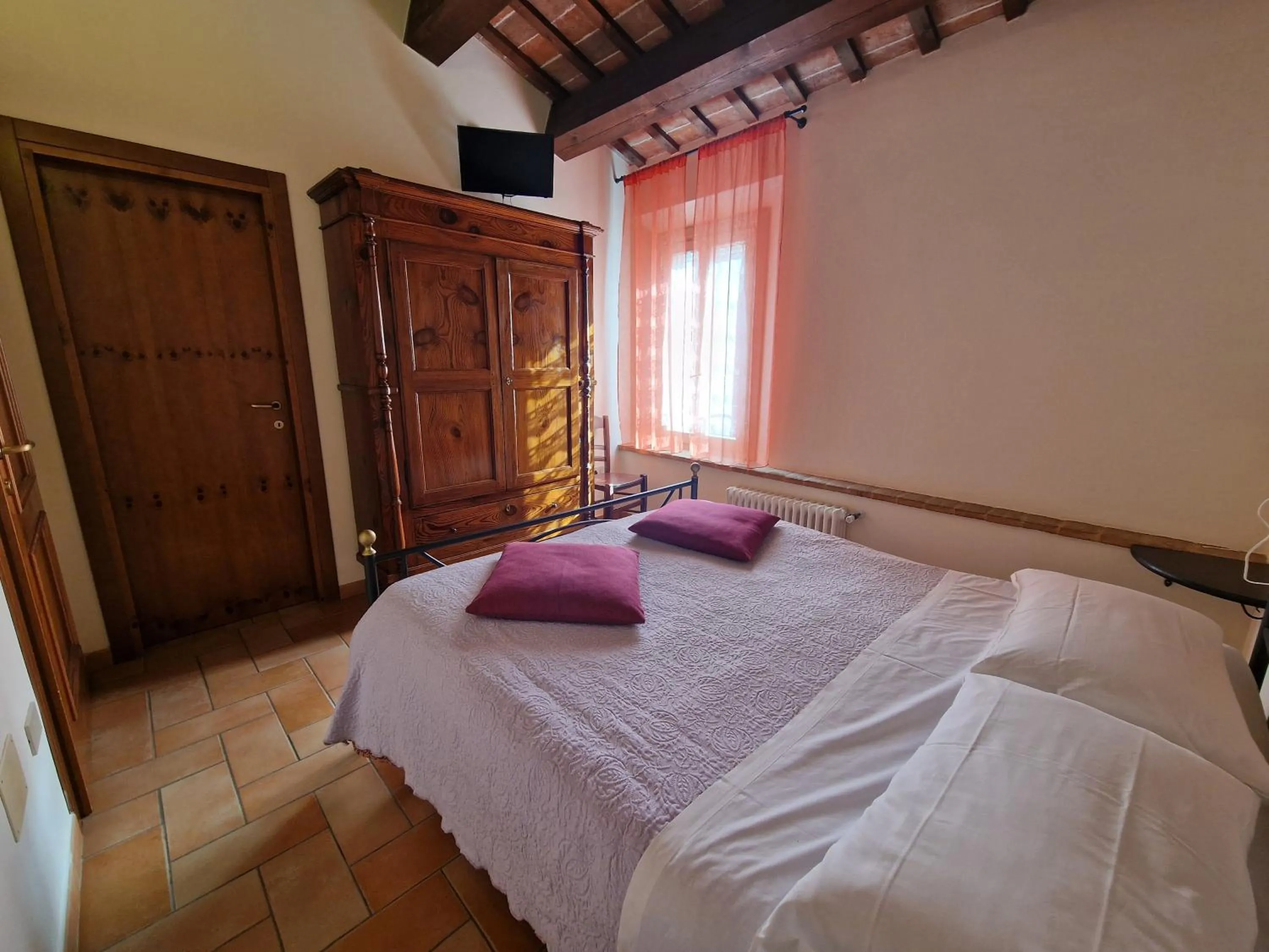 Photo of the whole room, Bed in Agriturismo e Cantina La Sabbiona
