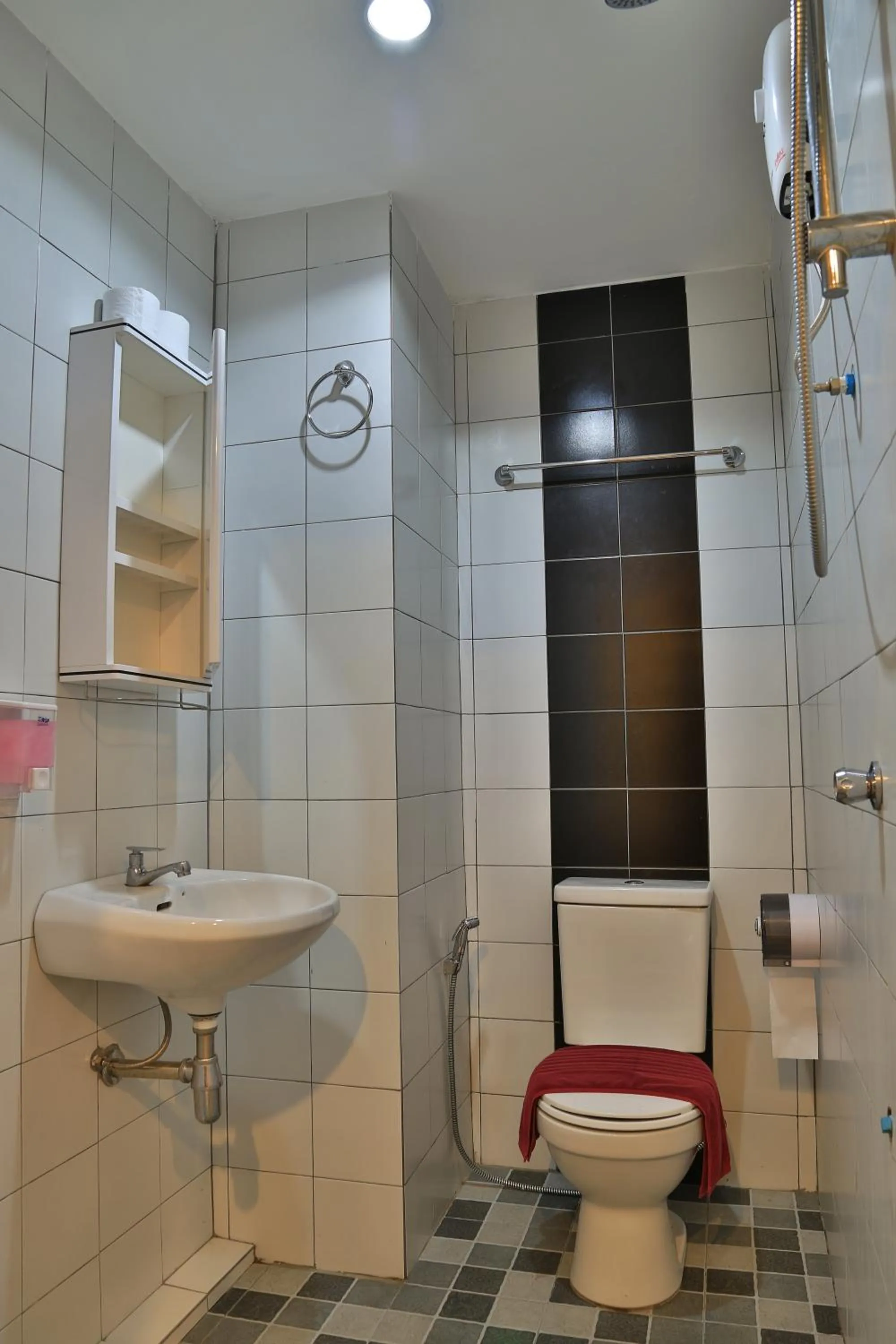 Shower in Harrys Hotel Bar & Restaurant