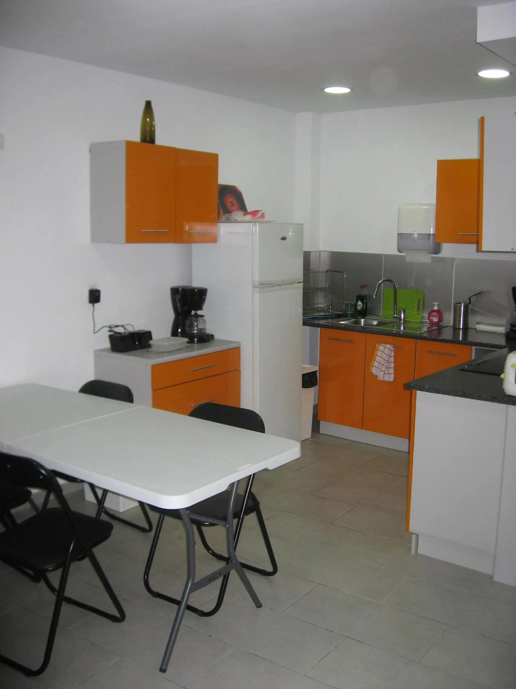 Communal kitchen in Hostelscat