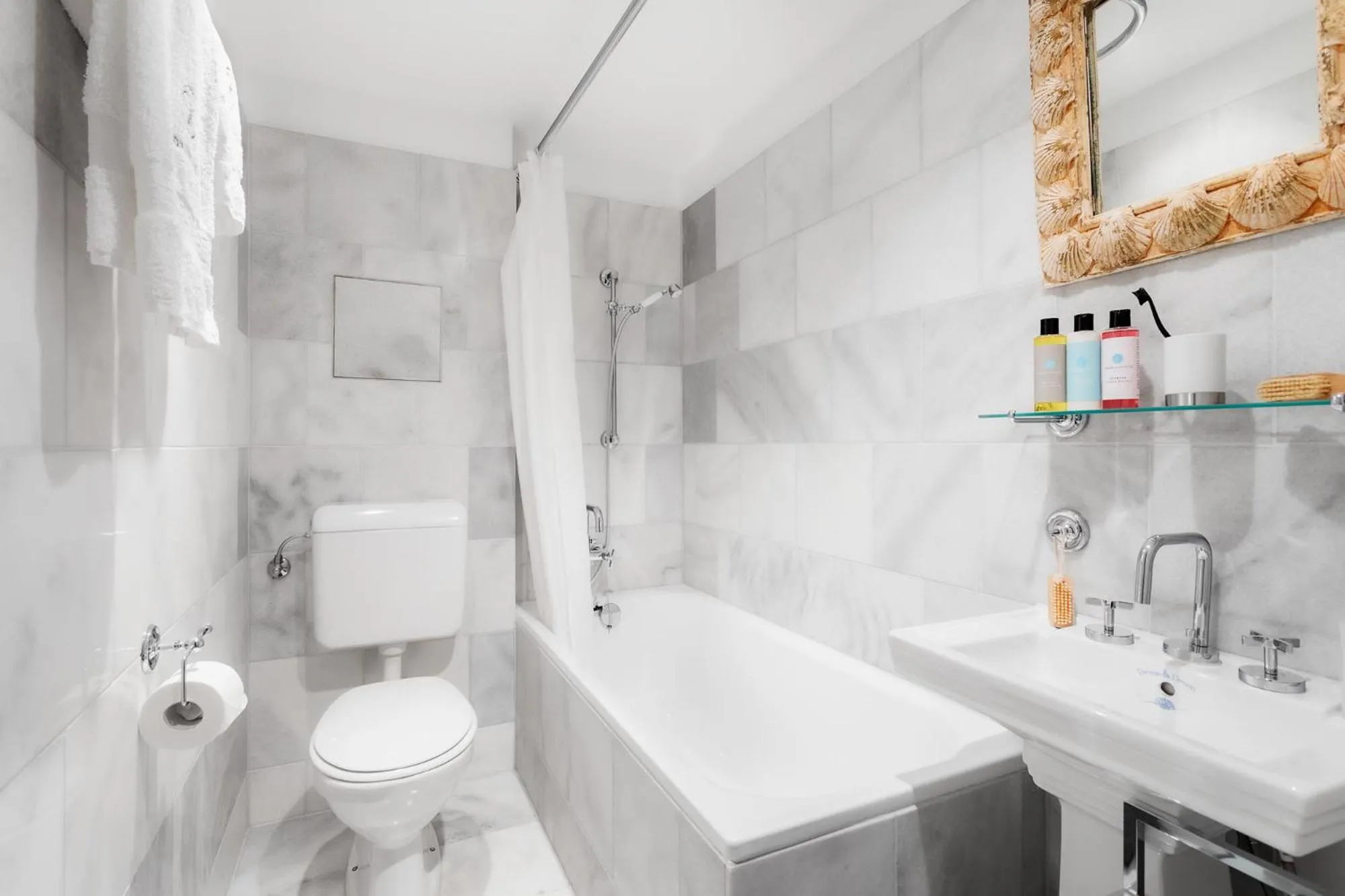 Bathroom in VISIONAPARTMENTS Albertstrasse - contactless check-in