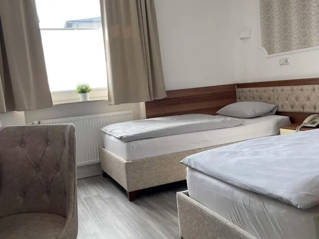 Double Room with Private Bathroom - single occupancy in Hotel Rosenheim Double Room with Private Bathroom - single occupancy in Hotel Rosenheim