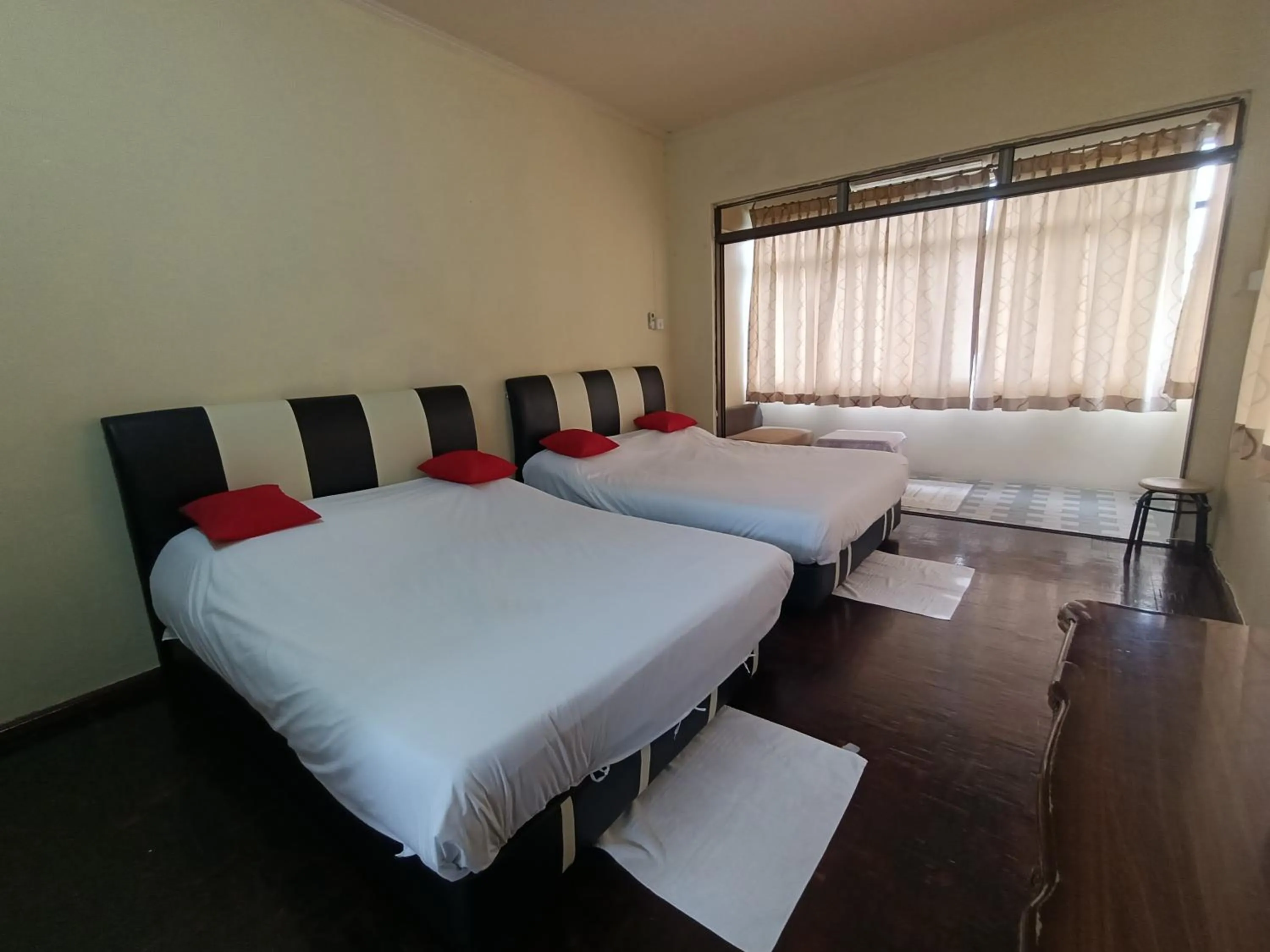 Family Room with Private Bathroom in Mountain View Guest House KB