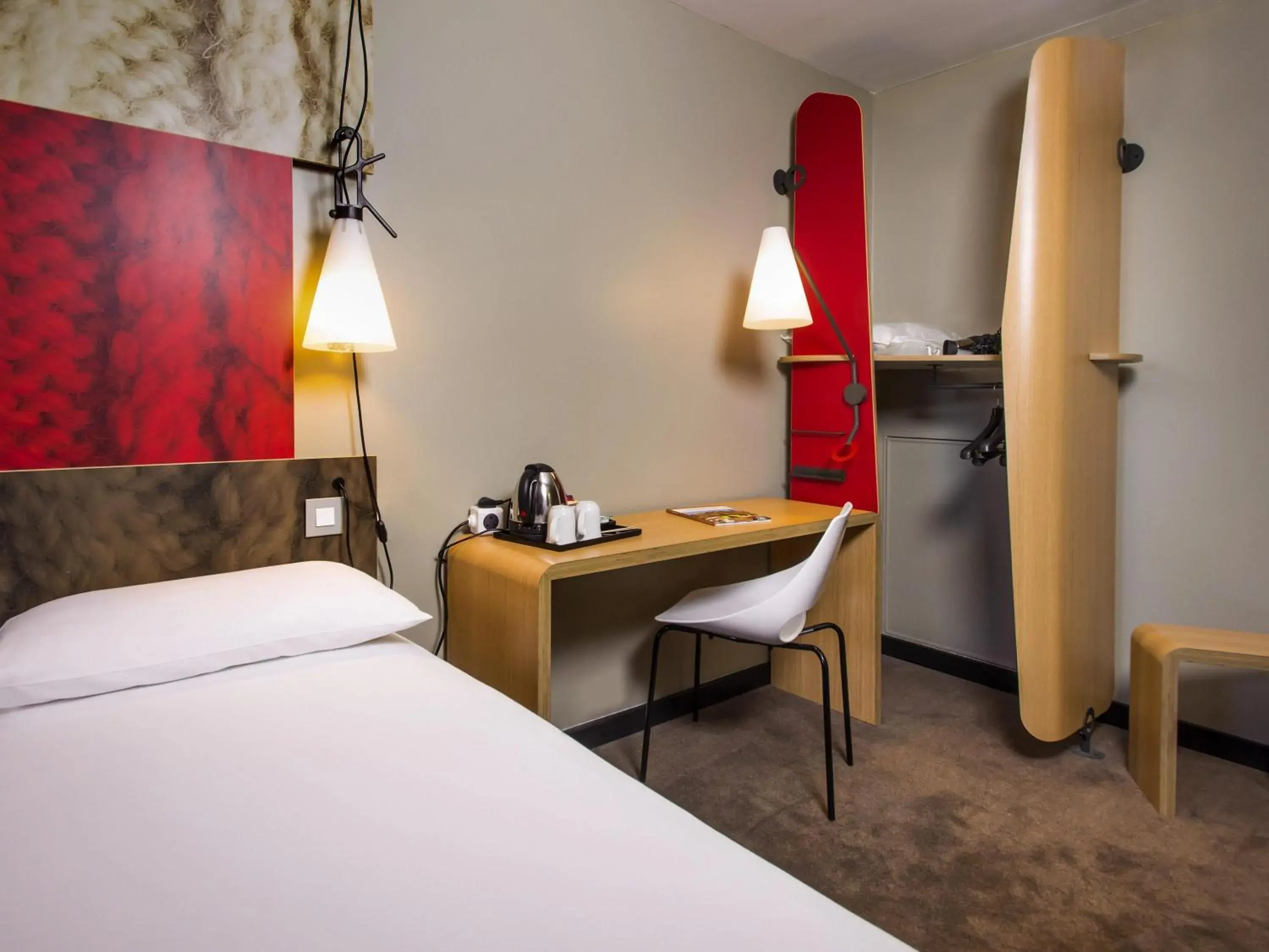 Coffee/tea facilities, Bed in Ibis Sheffield City Coffee/tea facilities, Bed in Ibis Sheffield City