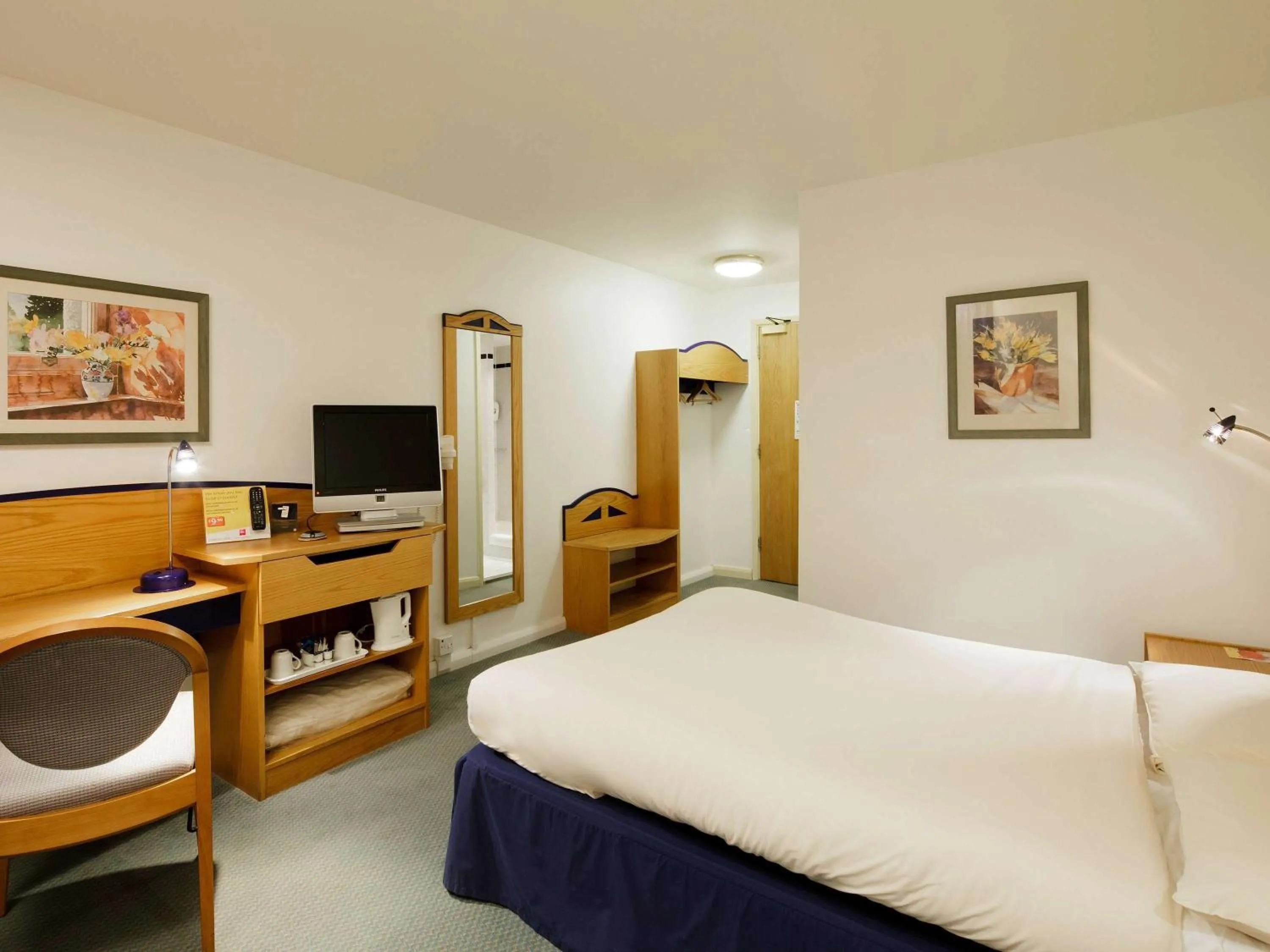 Bedroom in ibis Preston North