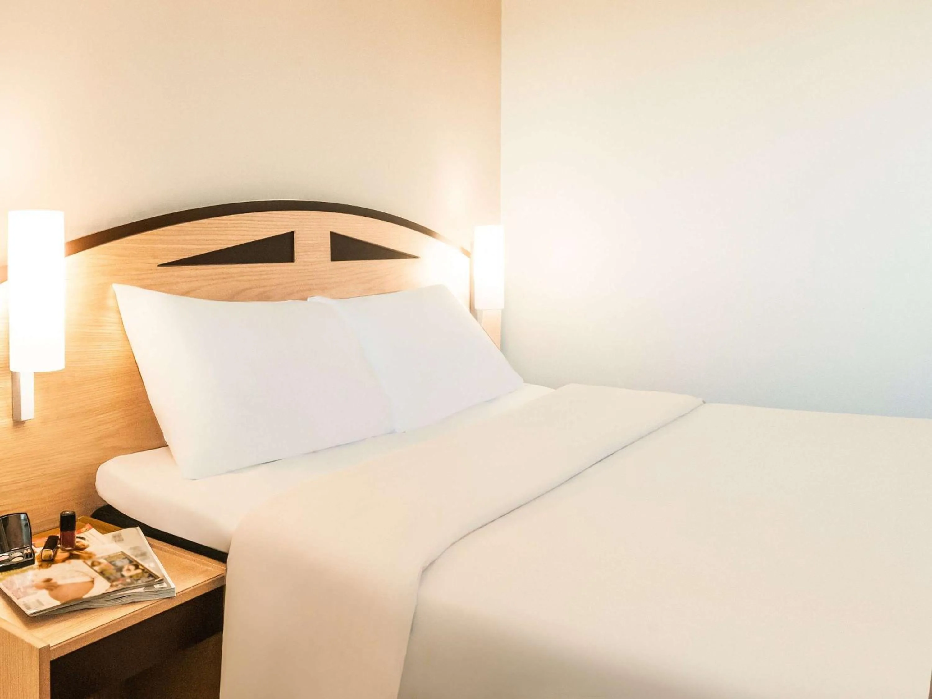 Bedroom in ibis Preston North