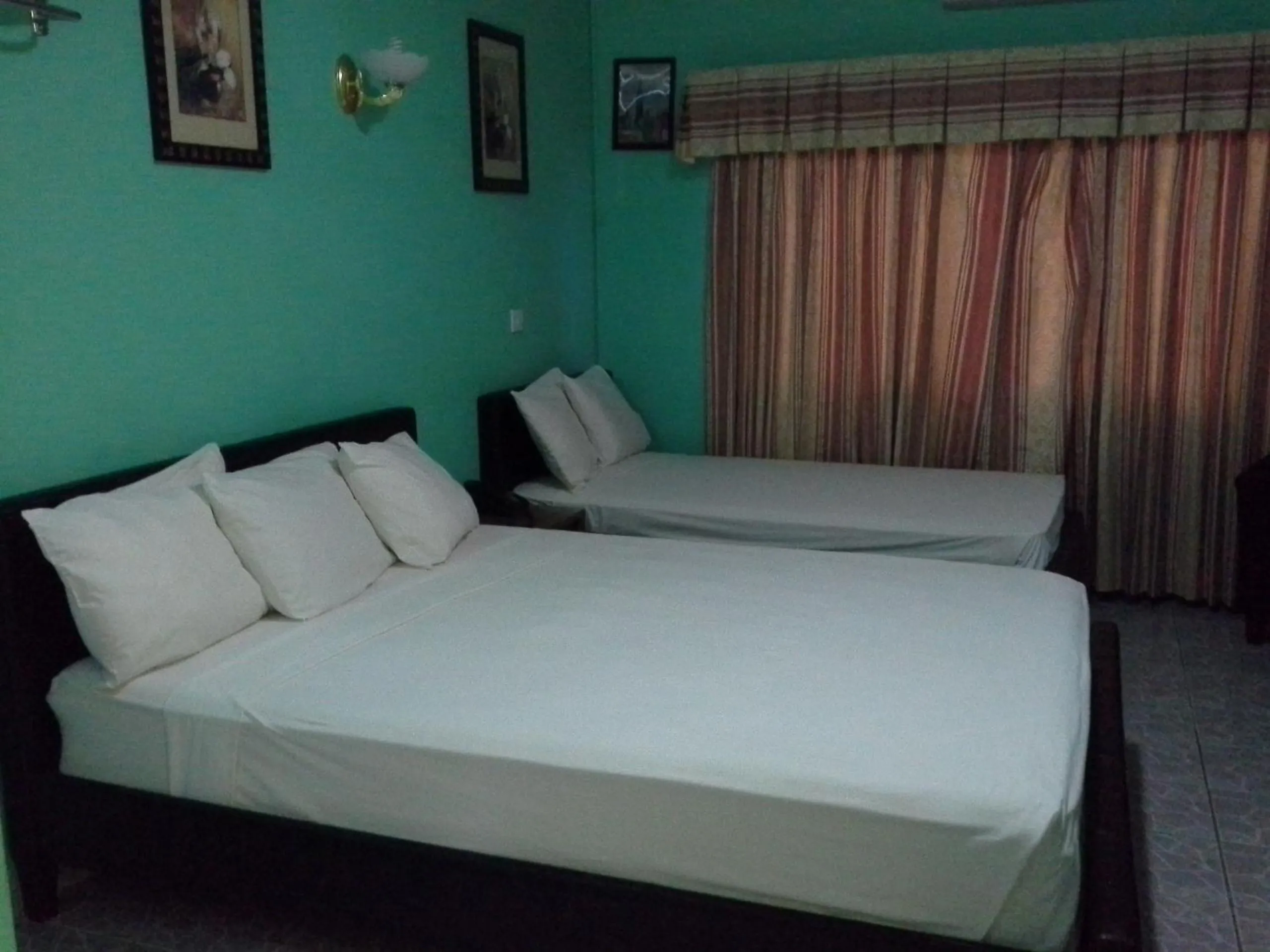 Photo of the whole room, Bed in PG Quality Inn