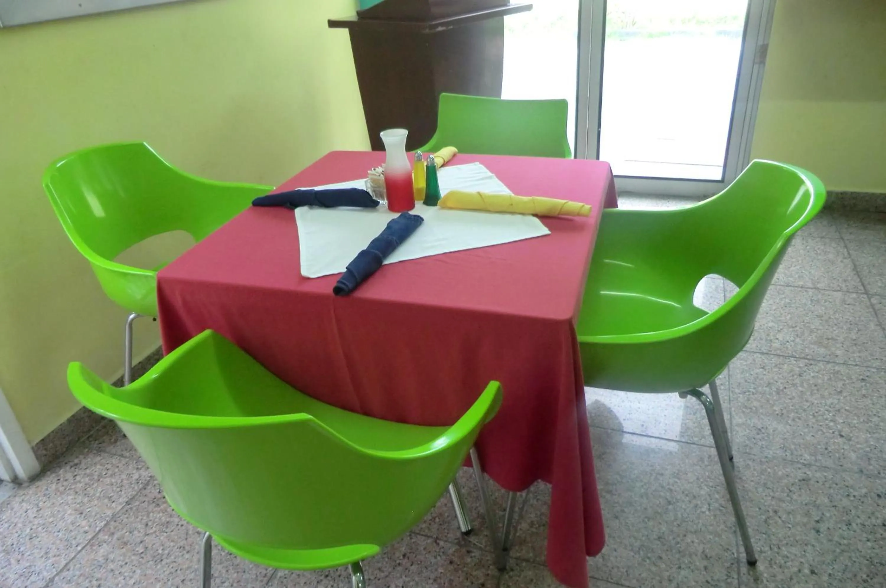 Restaurant/places to eat in PG Quality Inn