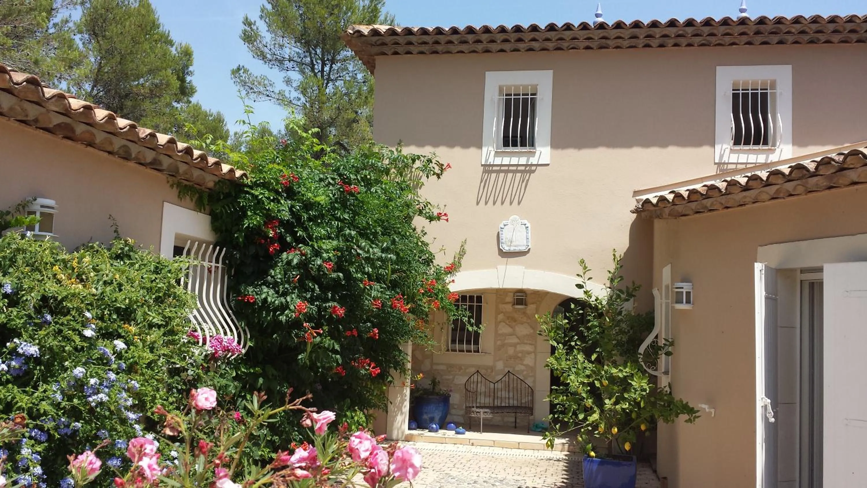 Facade/entrance in Les Pitounus