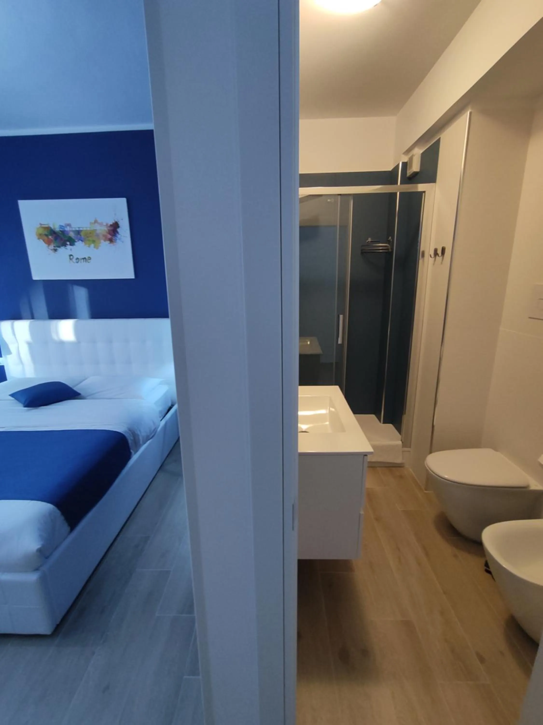 Toilet, Bed in The 6th Floor