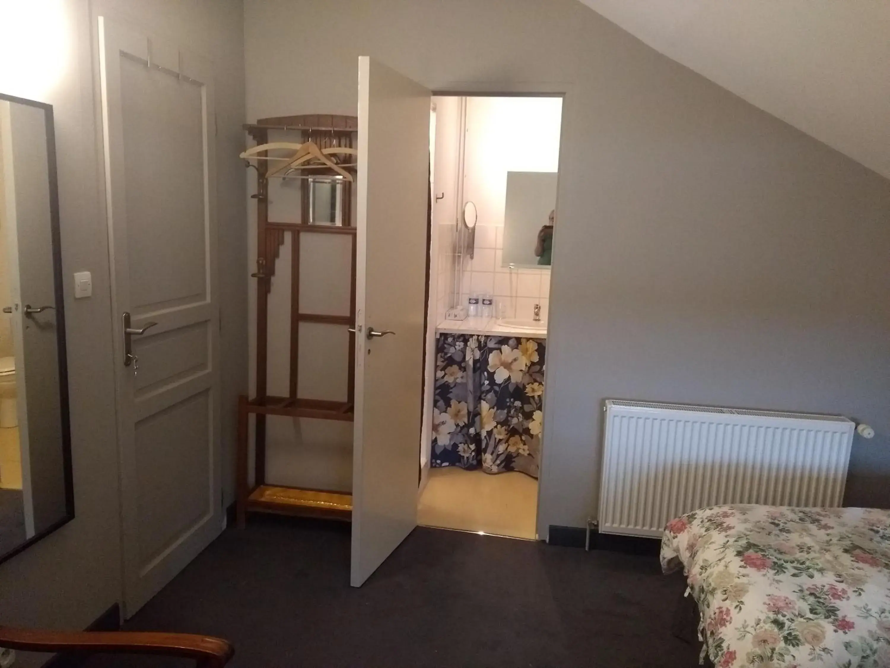 Twin Room with Private Bathroom - single occupancy in Chambre d'hôtes L'Ermite Twin Room with Private Bathroom - single occupancy in Chambre d'hôtes L'Ermite