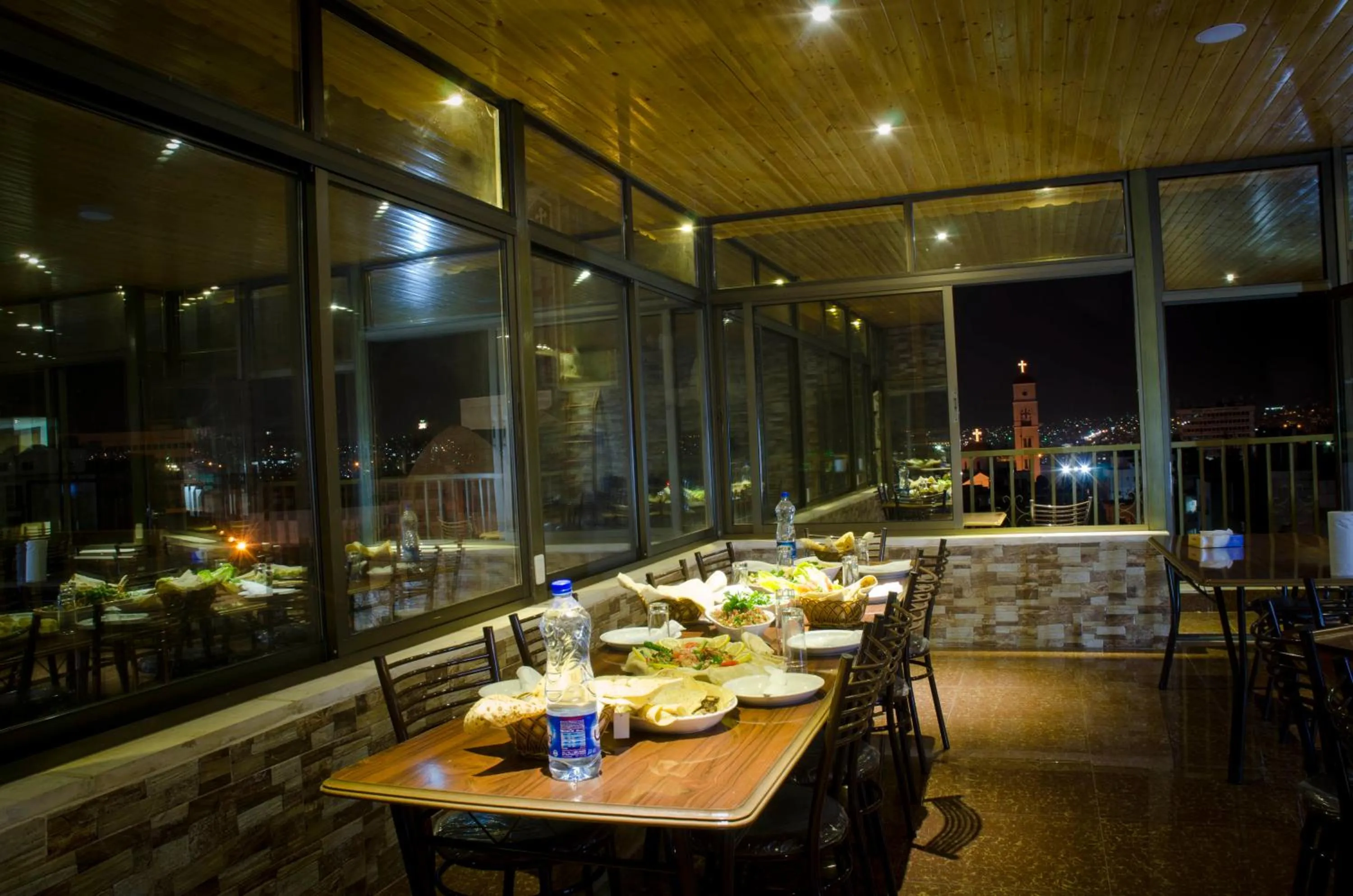 Restaurant/Places to Eat in Caravan Hotel