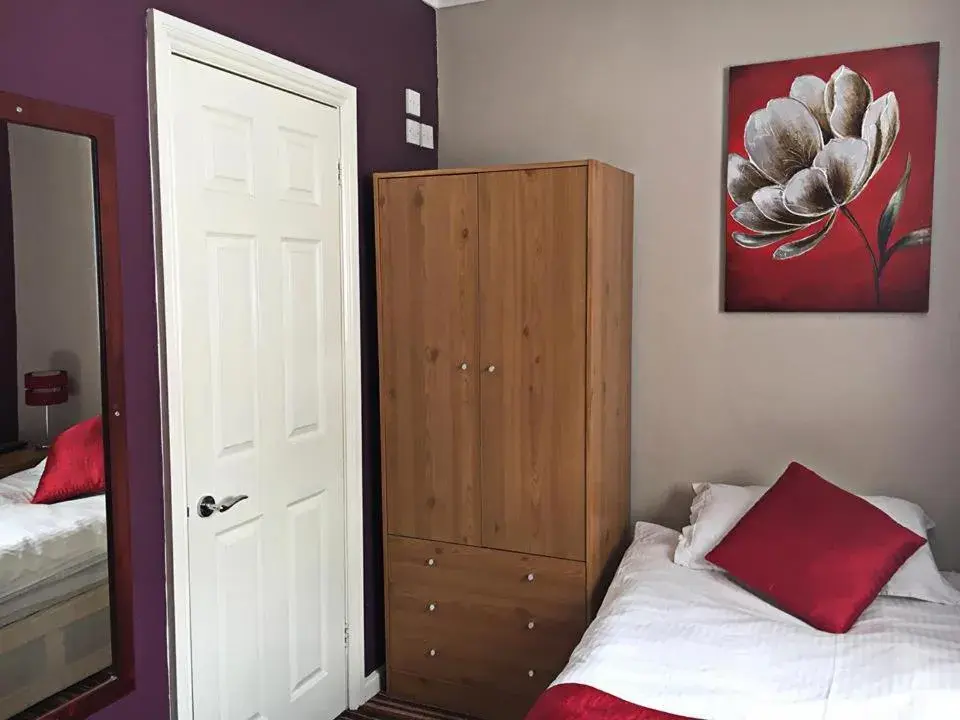 Single Room with Shared Bathroom - single occupancy in Glenmore Guesthouse Single Room with Shared Bathroom - single occupancy in Glenmore Guesthouse