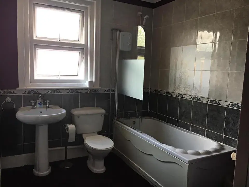 Single Room with Bathroom - single occupancy in Glenmore Guesthouse Single Room with Bathroom - single occupancy in Glenmore Guesthouse