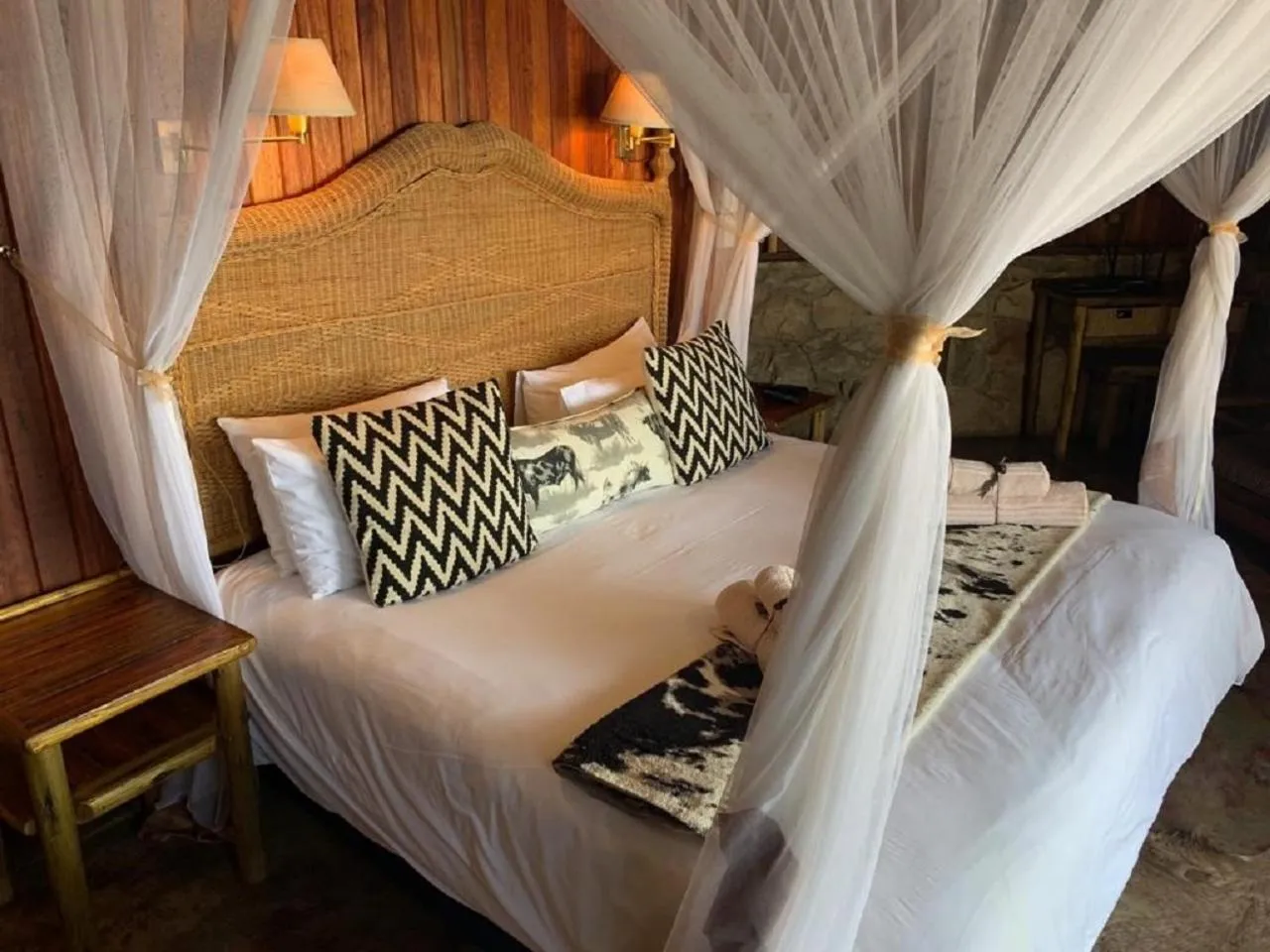 Bedroom, Bed in Shayamoya Tiger Fishing and Game Lodge