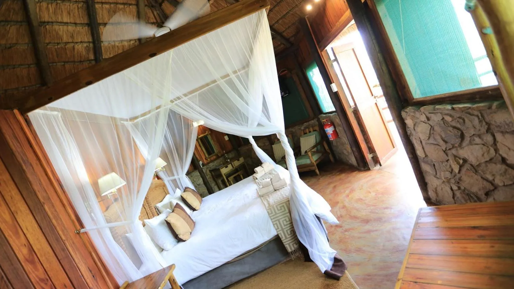 Photo of the whole room, Bed in Shayamoya Tiger Fishing and Game Lodge