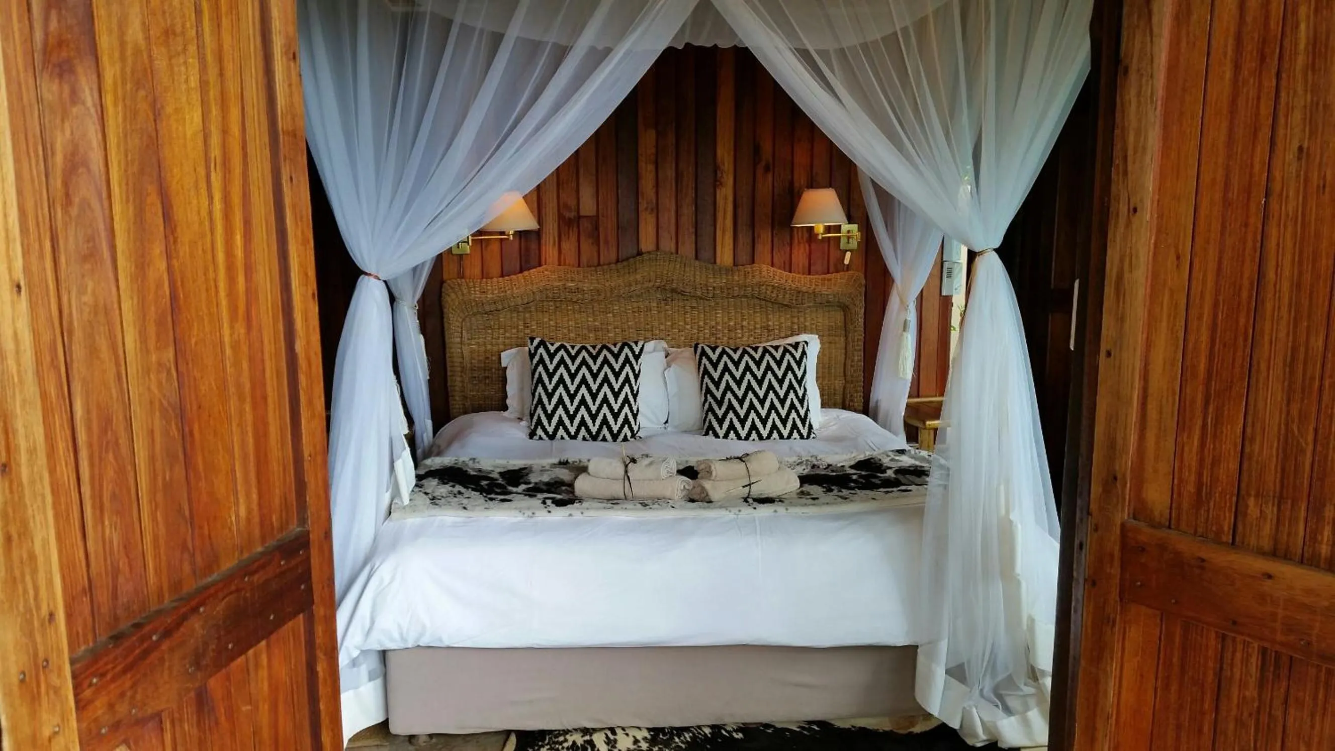 Bedroom, Bed in Shayamoya Tiger Fishing and Game Lodge