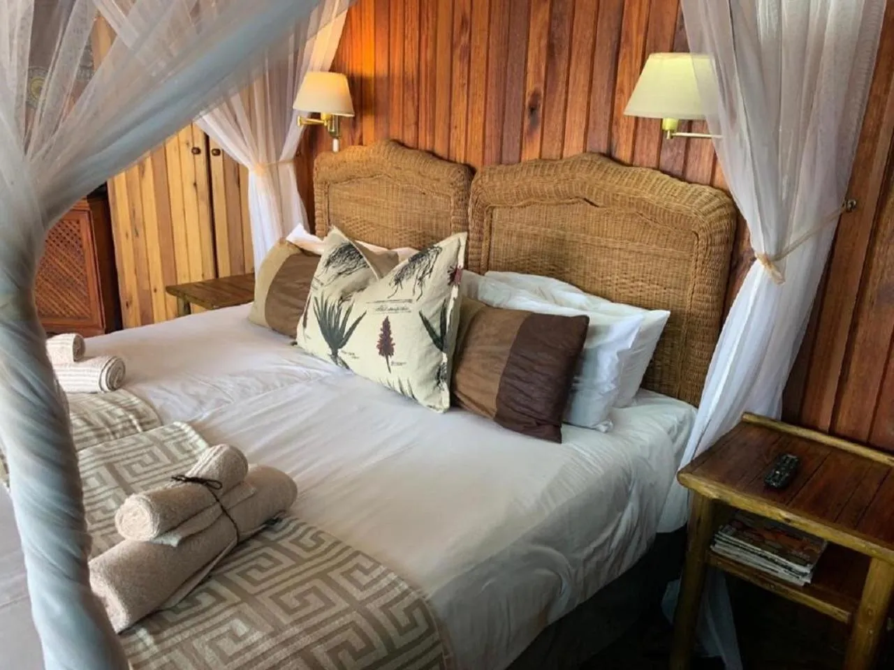 Bedroom, Bed in Shayamoya Tiger Fishing and Game Lodge