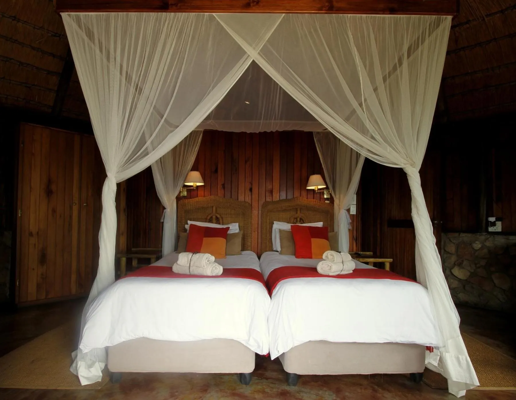 Photo of the whole room, Bed in Shayamoya Tiger Fishing and Game Lodge