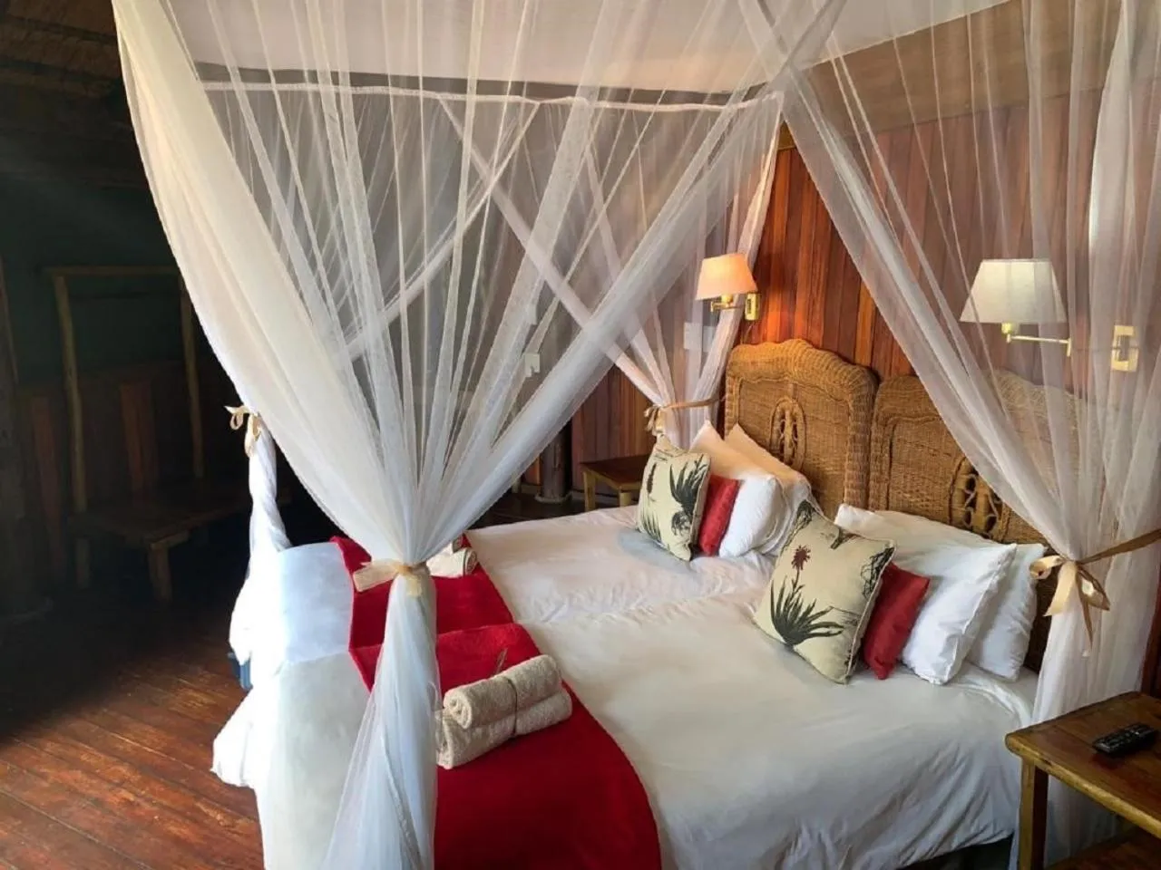 Bedroom, Bed in Shayamoya Tiger Fishing and Game Lodge