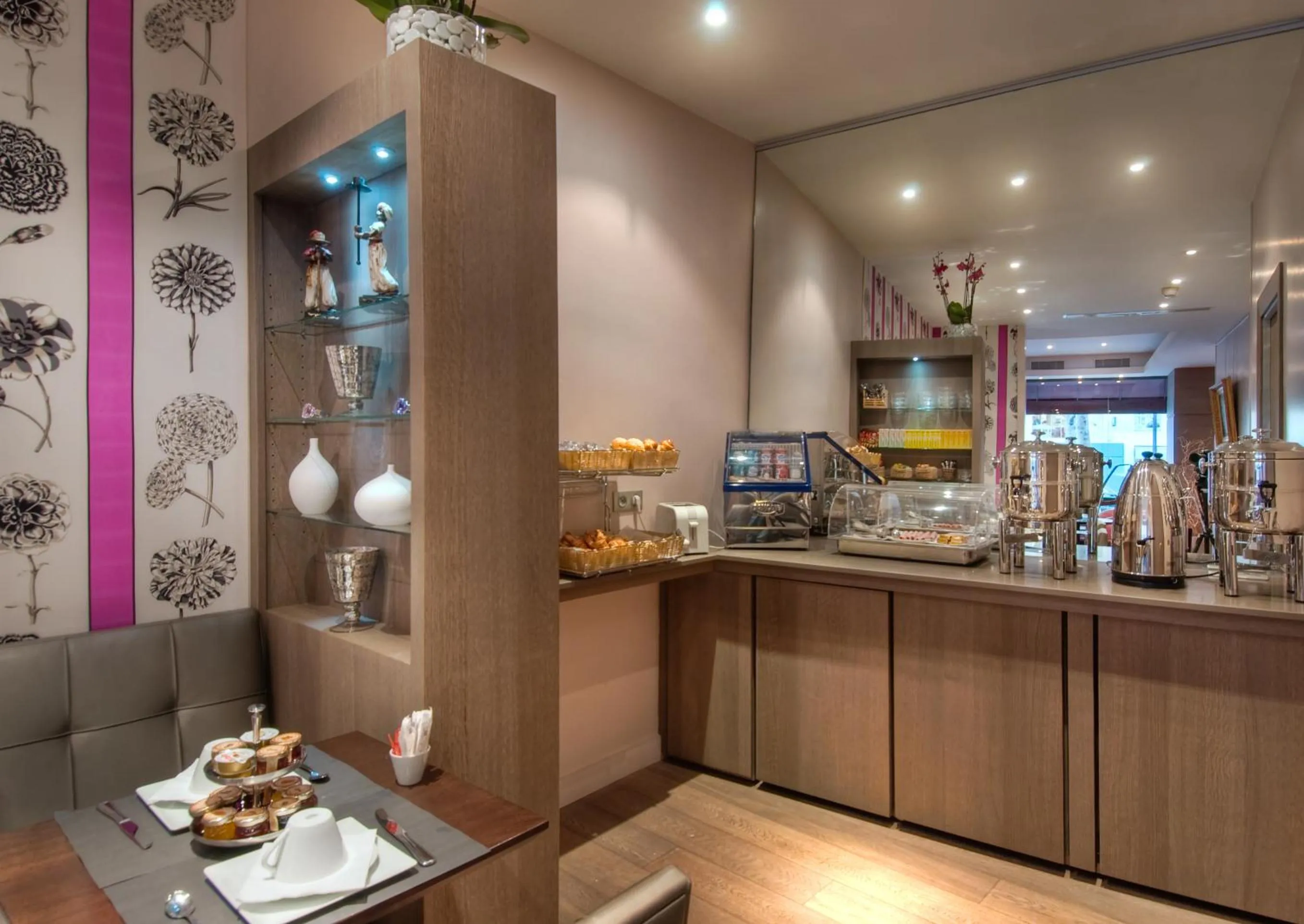 Restaurant/places to eat in Hotel Massena