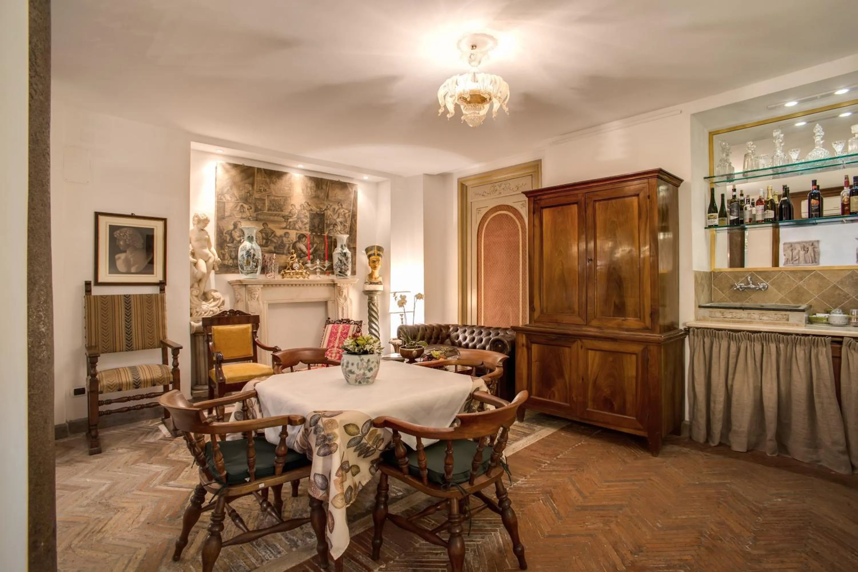 Dining area in Navona Gallery Suites