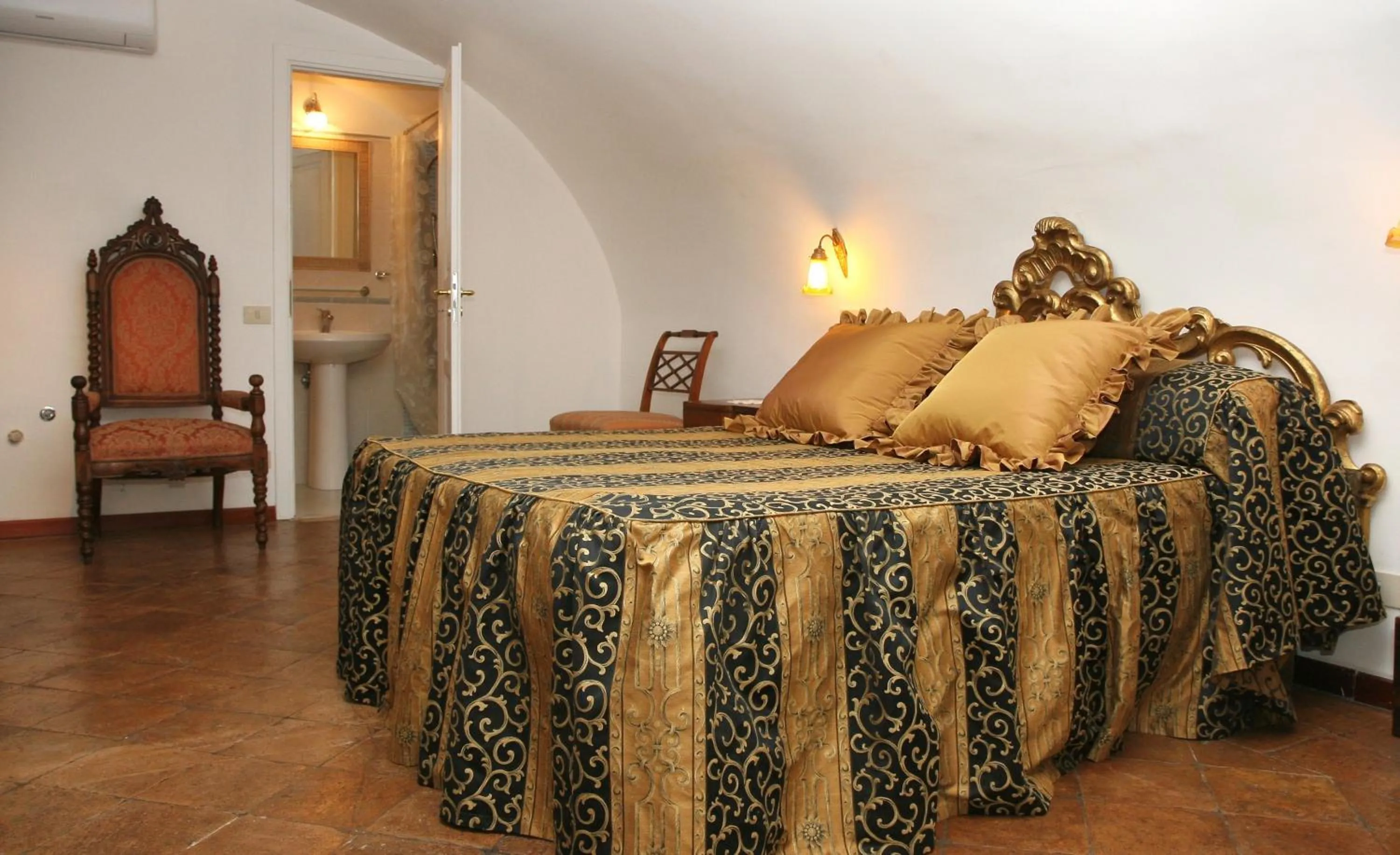 Bedroom, Bed in Navona Gallery Suites