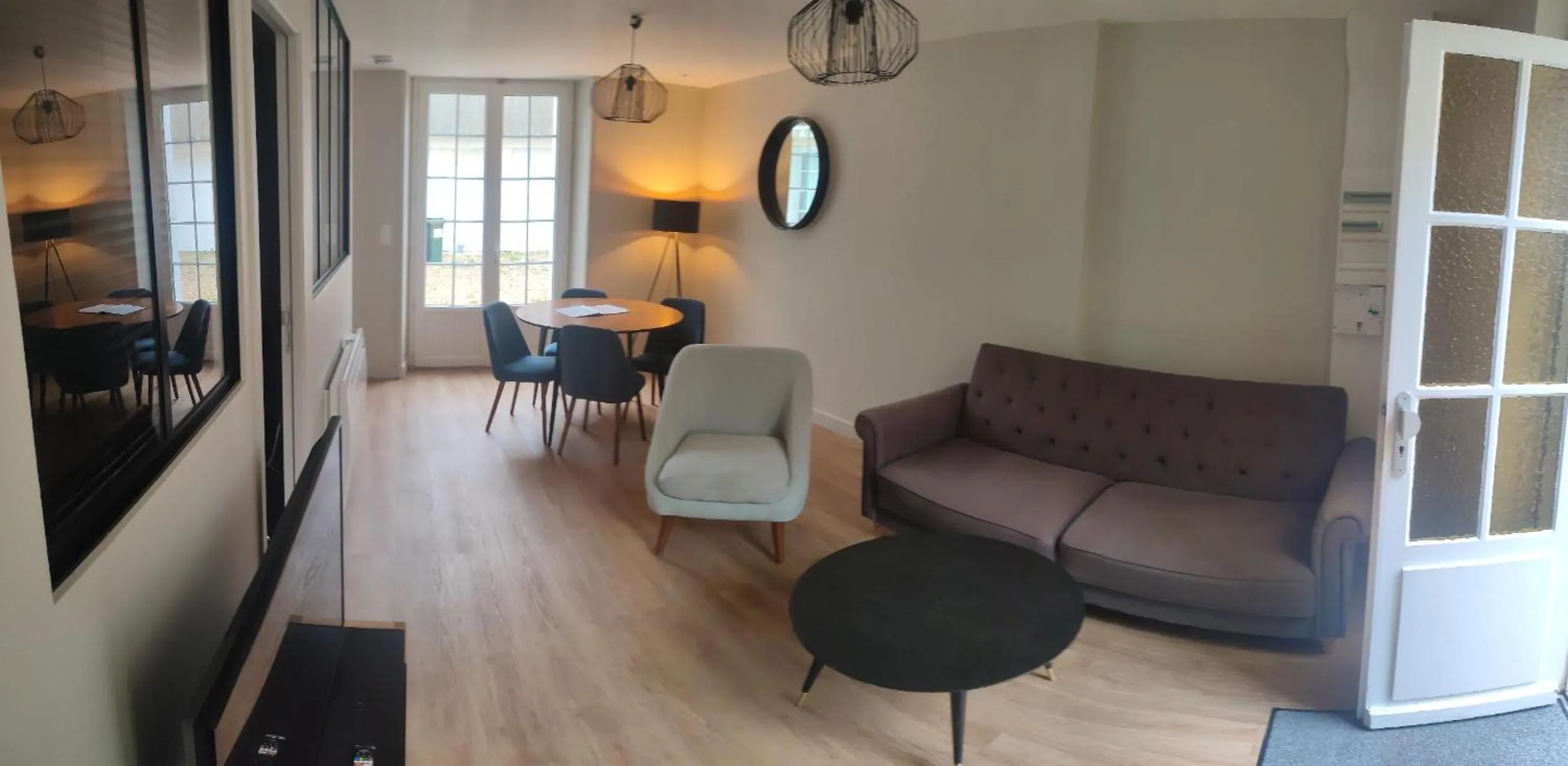 Communal lounge/ TV room in Au Loup Historic Apartments