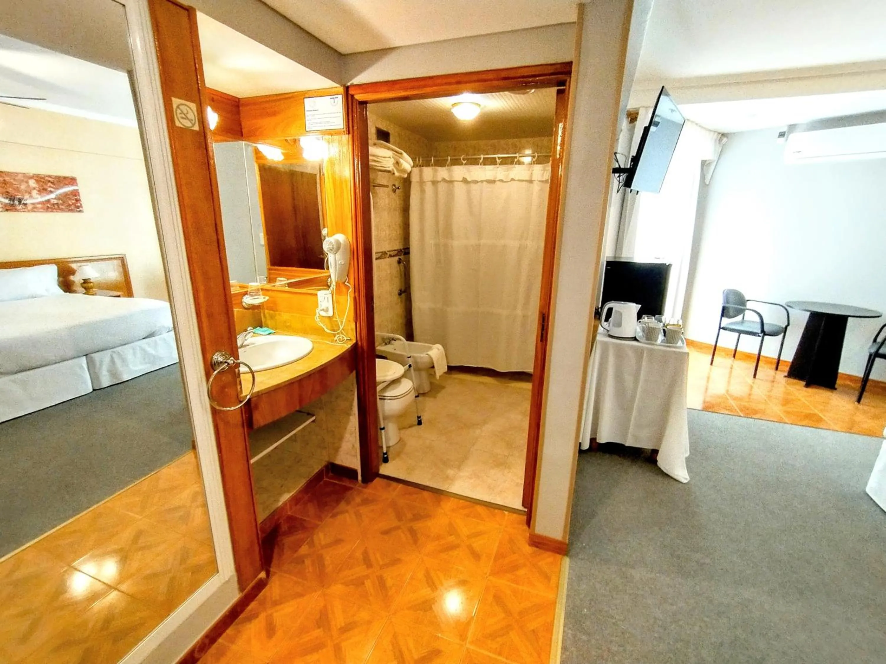 Bathroom, Bed in Gran Hotel Verona